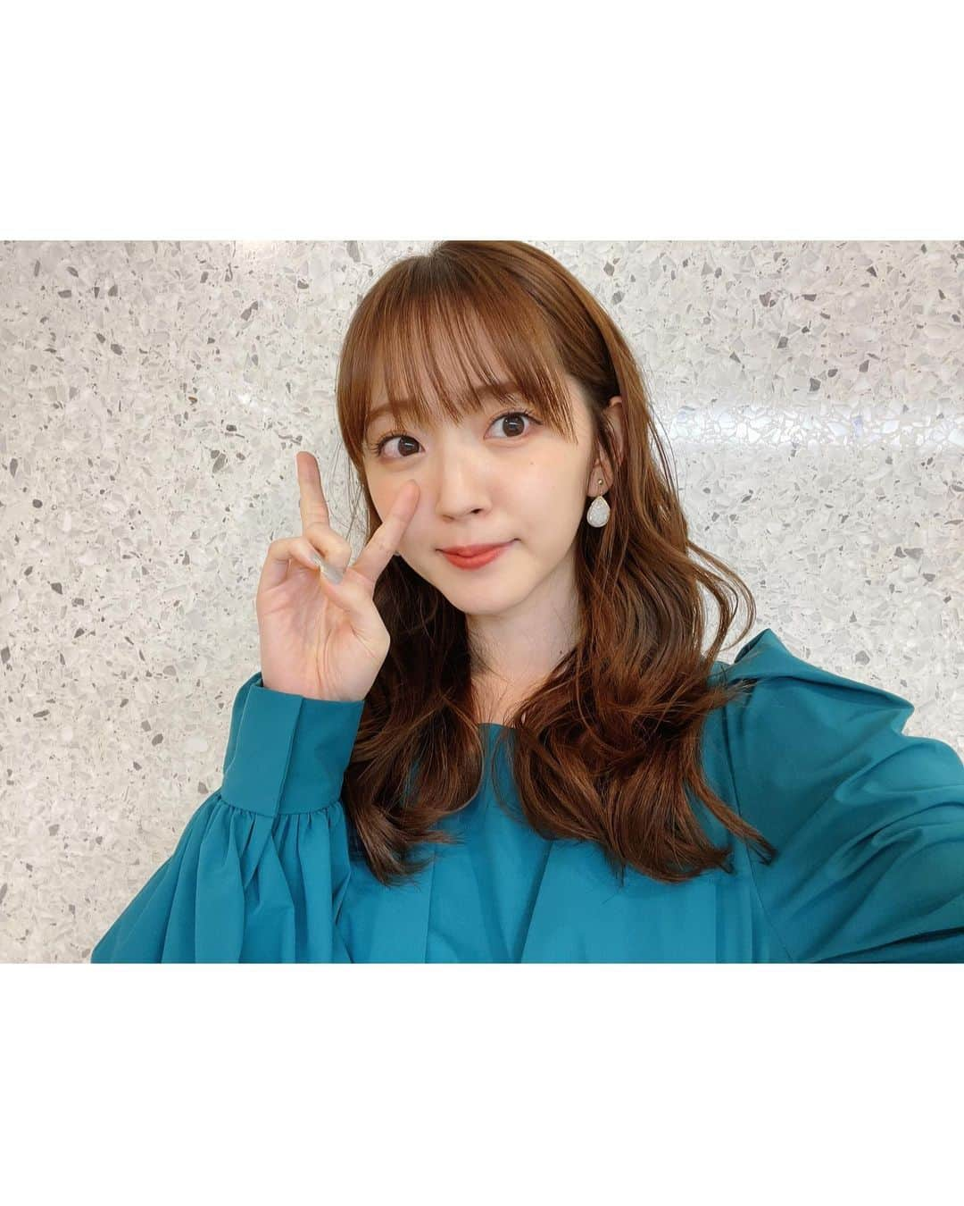 鈴木愛理さんのインスタグラム写真 - (鈴木愛理Instagram)「✴︎  最近載せきれてなかった衣装たち☺︎ ⁡ 《💙》#クラシックTV ⁡ 番組の中で、アーティストにフォーカスを当てる新企画「Ｔｈｅ　Ａｒｔｉｓｔ」がスタート。 初回はピアニスト反田恭平さんでした🎹 ⁡ dress @troisiemechaco  @mandassociates perlring  @velnica_japan gold ring @avate_jewellery earring  @abiste_official sandal @yelloshoes_official ⁡ #まさかの同い年だしアイドル時代知ってくださっていたし #恐れ多いですが急に親近感でした #🫧 #私この企画とっても好きです☺︎ ⁡ ⁡ 《❤️》#クラシックTV ゲーム音楽の巨匠、植松伸夫さんをお迎えした。 ⁡ ファイナルファンタジーシリーズの音楽制作の秘話など、聞きたいお話がたくさんで、まだまだ時間が足りない収録でした！！ ⁡ blouse @atsushi.nakashima earring @manarosa_jewel @mandassociates #エアリスのテーマを演奏されるということで #衣装もエアリス意識です #いつまで経っても清塚さんはこれが一番好きらしい #笑 #🧚🏻 ⁡ 《🤍》#渡辺宙明 さんの回 ⁡ 「マジンガーＺ」など 数々のアニメ・特撮の音楽を手掛けてきた渡辺宙明さんをお迎えしての回。 ⁡ ９６歳の今もなお現役で活動していらっしゃる宙明さんの貴重なお話をたくさん伺いました✨ ⁡ blouse @aliceandolivia_japan skirt  @obli_official earring @anemone_official ring @irolier_official pumps @charleskeith_jp ⁡ #SNSで問い合わせが多かったスカート #ちょっと番組ポスターの時を彷彿させる衣装ですよね☺︎ ⁡ #最近の衣装たち thank you @yurina_inaba_stylist ♡」5月15日 19時48分 - airisuzuki_official_uf