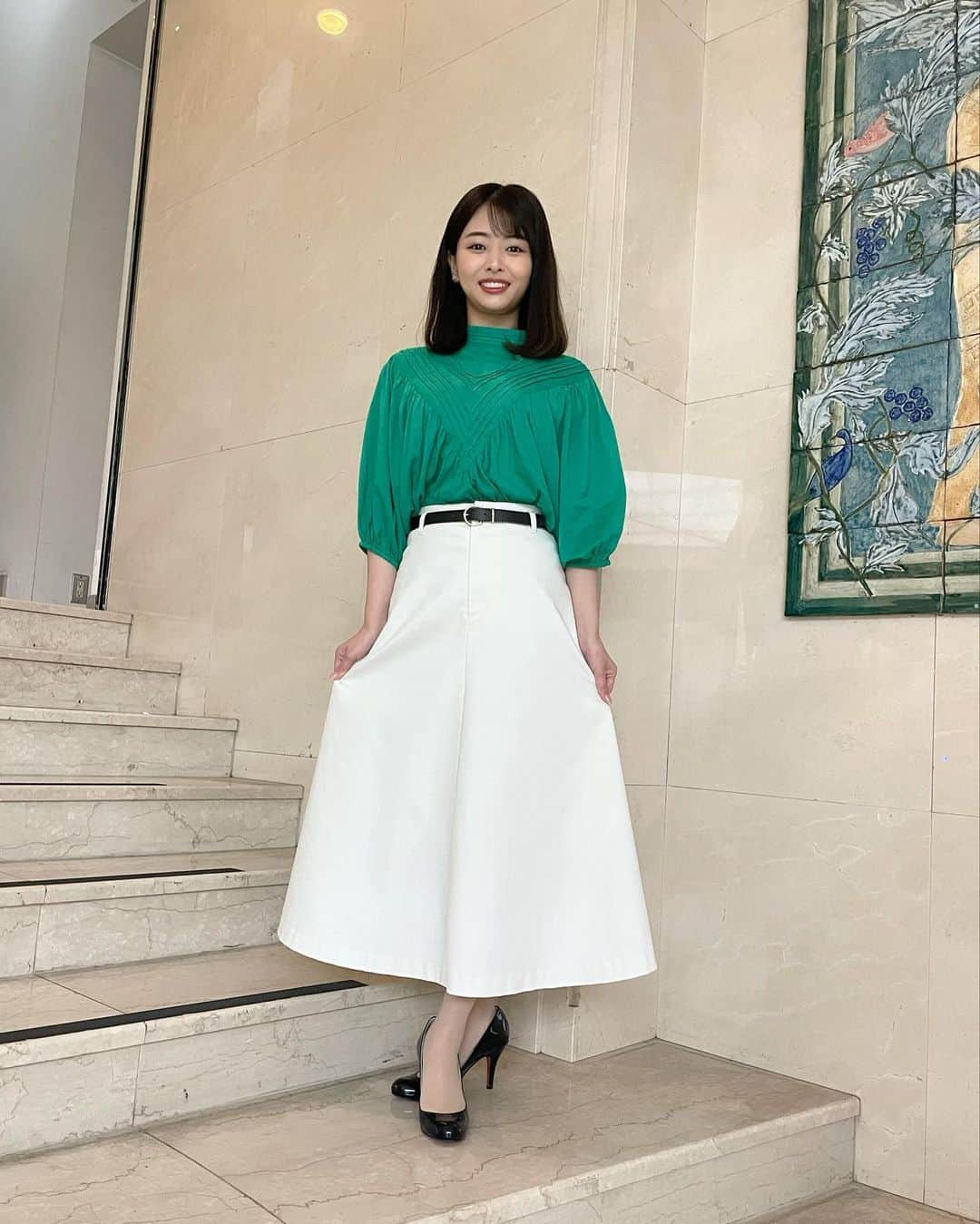 角田奈緒子さんのインスタグラム写真 - (角田奈緒子Instagram)「💚 金曜日の衣装✨ 最近気づいたんだけど わたしって緑似合うね🤔💚← そしてこのスカート めちゃくちゃスタイルよく見える🙄 お気に入りコーデでした✨  明日からまた一週間、 無理はせず頑張っていきましょう😁  そして！これからは TOKYO MX「堀潤モーニングFLAG」に 月･水･金で出演させていただきます。 一日置きに私に会えますよ🤭笑 私も、モニフラファミリーの皆さんに 一日置きで会えるのが楽しみです😌 また明日お会いしましょう🫶  #モニフラ #衣装  #気象予報士 #気象キャスター」5月15日 20時17分 - naokoon1122