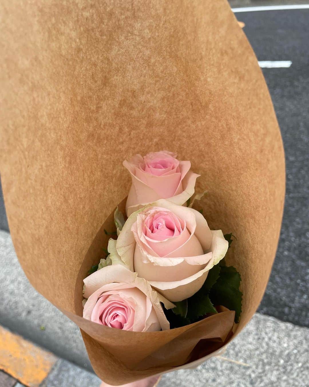 島本真衣さんのインスタグラム写真 - (島本真衣Instagram)「お花屋さんで可愛いバラを見つけ「3本ください」とお願いしてふと見上げたら バラ3本の花言葉は『仲直り』だそうです。 店員さんによると、贈り物で本数に迷う方は花言葉を参考にして買って帰るそうですよ♪  バラがキレイな季節ですね。 今日街で見かけた白いバラも大好きでした🤍  #バラ #ばら #薔薇 #いい香り #3本 #花言葉 #仲直り #ケンカはしていません #また明日から頑張りましょう #島本真衣」5月15日 20時47分 - mai_shimamoto_ex