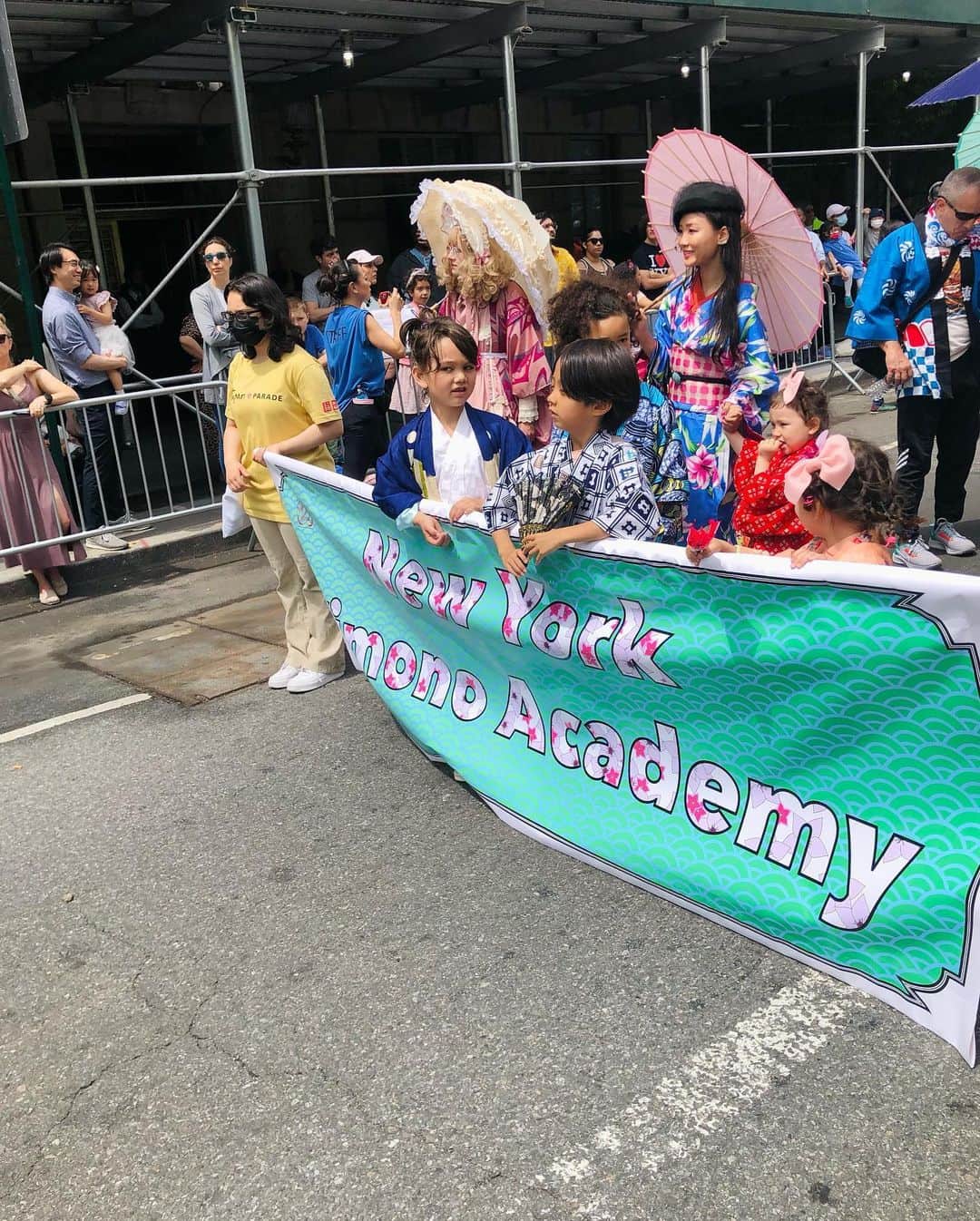 岡田育さんのインスタグラム写真 - (岡田育Instagram)「Happy Japan Day 2022!! We got first-ever Japanese Parade in NYC, and hit the red carpet with George Takei, Hello Kitty, Sailor Moon and more. Group photos are coming soon!! @japandaynyc  @new_york_kimono_academy . ジャパンデーパレード参加してきました。出番終わるなり雨降ってゆっくり回れなかったけど、木綿に麻襦袢で快適。アンティーク銘仙は諦めて正解。そしてなぜか実家の親経由で届いたVIP席からの全身激写よ……集合写真整理中です！ . #japanday #japandaynyc  #japandayparade  #japandayparadenyc #japanparade #kimonoparade #japaneseinnyc #japanparade2022 #japanparadenyc2022  #ジャパンデー #ジャパンパレード #アフリカンプリント #木綿浴衣 #半幅帯 #吉弥結び #👘🔰 #kimono #kimonolovers #kimonofashion  #kimonolife #casualkimono  #着物 #着物女子 #japanesekimono  #summerkimono」5月15日 22時10分 - okadaic