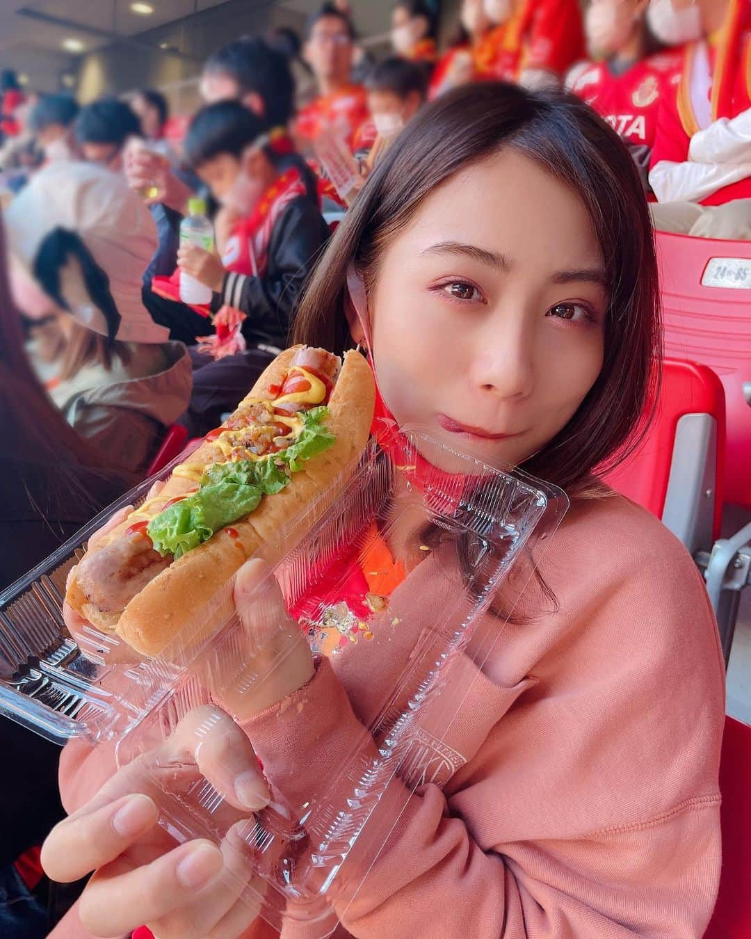 坂本遥奈さんのインスタグラム写真 - (坂本遥奈Instagram)「飯テロくらぇーーー！！ この前食べたホットドッグ！ 美味しかった😋  観戦にかかせないのが スタジアムグルメ🏟💓  いつも早く集まって 何食べよう〜ってかんがえるじかんも とっても楽しいんだよねぇ😚  #豊田スタジアム #名古屋グランパス 観戦🏟 #スタジアムグルメ  #TEAMSHACHI#坂本遥奈#japanese #japanesestyle #japaneseidol #idol #fyp#instagood #instafashion #instalike #japan #followme」5月15日 22時12分 - haruna_sakamoto_official