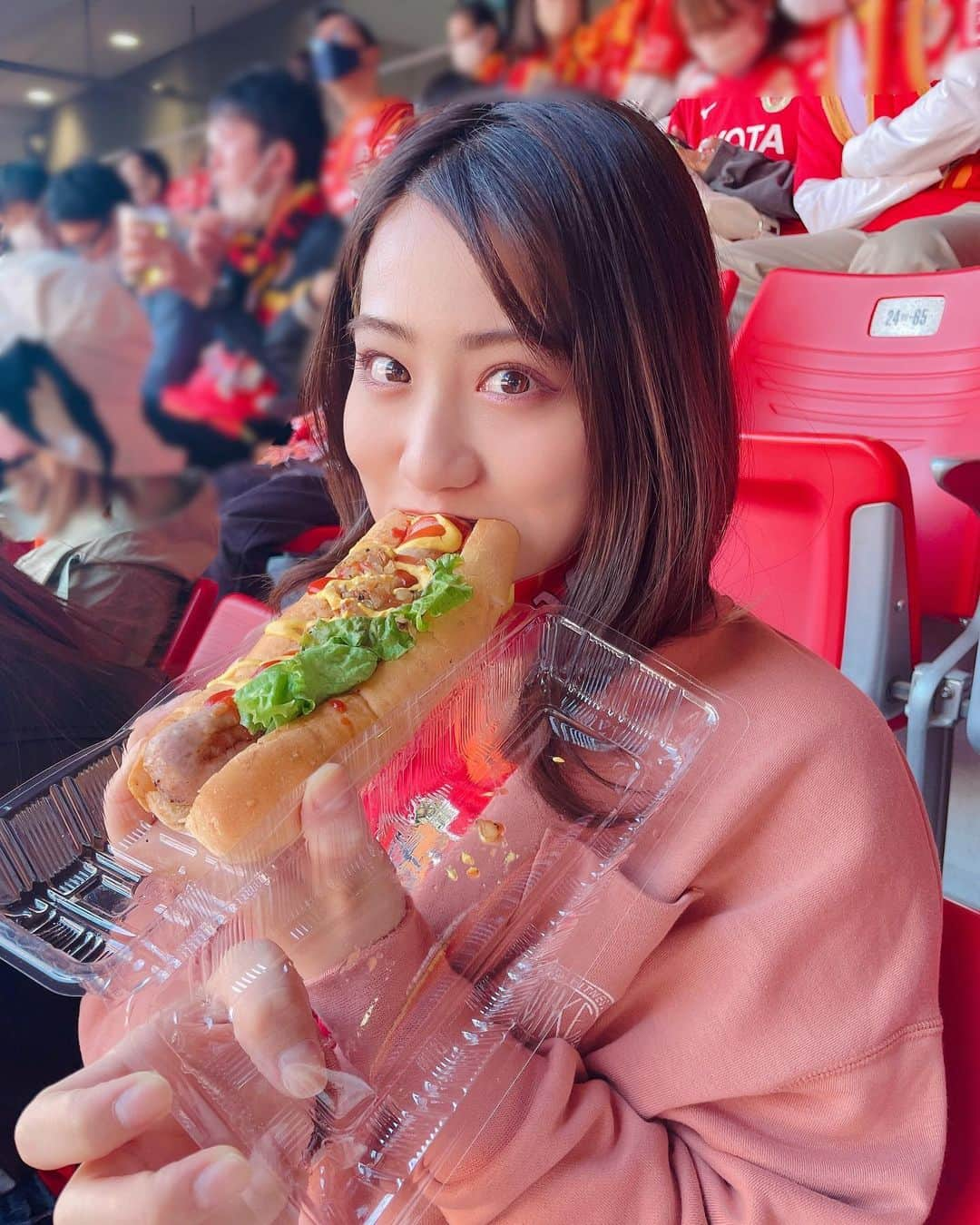 坂本遥奈さんのインスタグラム写真 - (坂本遥奈Instagram)「飯テロくらぇーーー！！ この前食べたホットドッグ！ 美味しかった😋  観戦にかかせないのが スタジアムグルメ🏟💓  いつも早く集まって 何食べよう〜ってかんがえるじかんも とっても楽しいんだよねぇ😚  #豊田スタジアム #名古屋グランパス 観戦🏟 #スタジアムグルメ  #TEAMSHACHI#坂本遥奈#japanese #japanesestyle #japaneseidol #idol #fyp#instagood #instafashion #instalike #japan #followme」5月15日 22時12分 - haruna_sakamoto_official