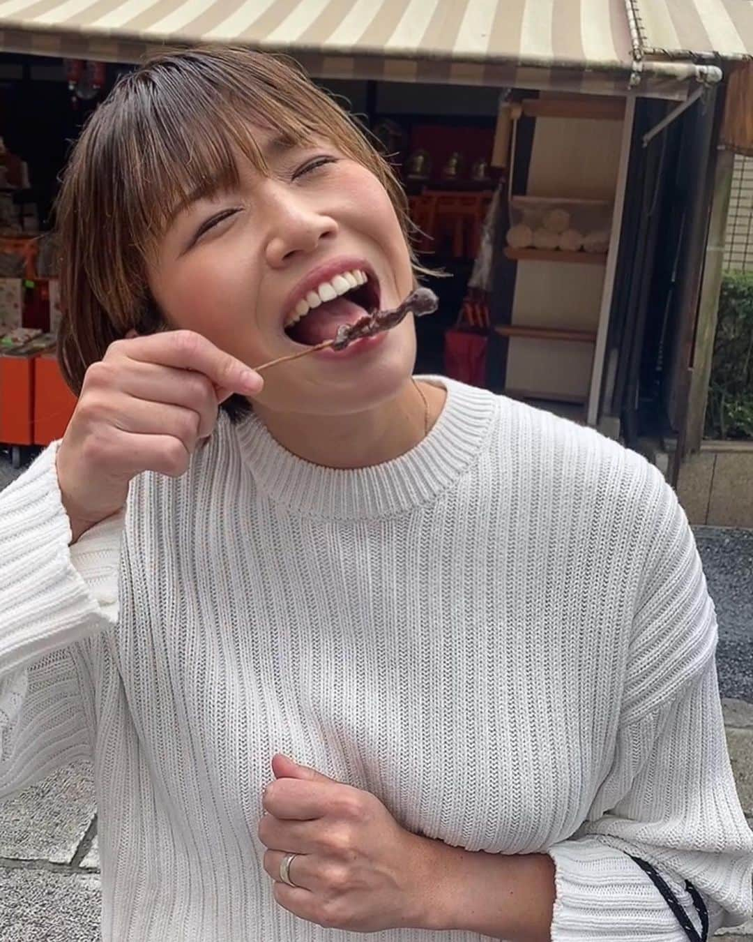 きゃっするひとみーさんのインスタグラム写真 - (きゃっするひとみーInstagram)「15年間思い続けたアレ。 京都伏見稲荷の門前に売ってるスズメの丸焼き。。！！！！！（3枚目注意！）  20歳過ぎ？くらいに行って初めて見てからどんな味がするんやろ。。と思い続け。 今年こそは食べたい。といろんなブログやインスタで食べるイメージトレーニングを重ねて行きました。  こんななスズメに興味が湧いたのも、ほんとーに好き嫌いなく育ってて。何でも美味しい。何でもいっぱい食べたい🐽🐽 でも、テレビでたまにみるちょっと変わった食材。そんなに食べられへんもんかなぁ？って思ってたんです😂 ジビエも今まで苦手なのなかったし。。  そんな。。念願の念願のすずめさんでしたが。。 あまりにも姿やきすぎて歯に触れた瞬間あか〜んなって終わりました🐤笑 もうあれはあかん。頭もあるし目も口も尖ってる。意味わからん。。 ほんまにごめんすずめさん。  焼いてる時の匂いもよかったし、レバーすきやから頭も好きかも知れへんねんけどなぁ🥲 食べたことある方感想聞きたい😂😂 いやぁ。。まだ歯に残るあの感じ🐤🐤  スズメで胸いっぱいですが。笑 ランチは #夜市的点心酒場好  で🔥🔥 このお面の人、ただの架空の人物やと思ってたのに有名な人やと言われジェネレーションギャップ？！！笑 サモハンキンポーってだれええええ！😂  写真にないくらげも美味しかったしどれも最高やった❤️京都行く時行きたいお店増えた😍  白麻婆が中毒性やばい。。  スズメを食べてみたい願望が叶って刺激的な日でした。🐤🐤  書きながら思い出しても雀で頭いっぱい。笑  #京都伏見稲荷  #伏見稲荷大社  #伏見稲荷グルメ  #スズメの丸焼き #すずめの丸焼き #雀の丸焼き #すずめのまるやき  #サモハンキンポー #好」5月15日 22時24分 - takaxjumppp