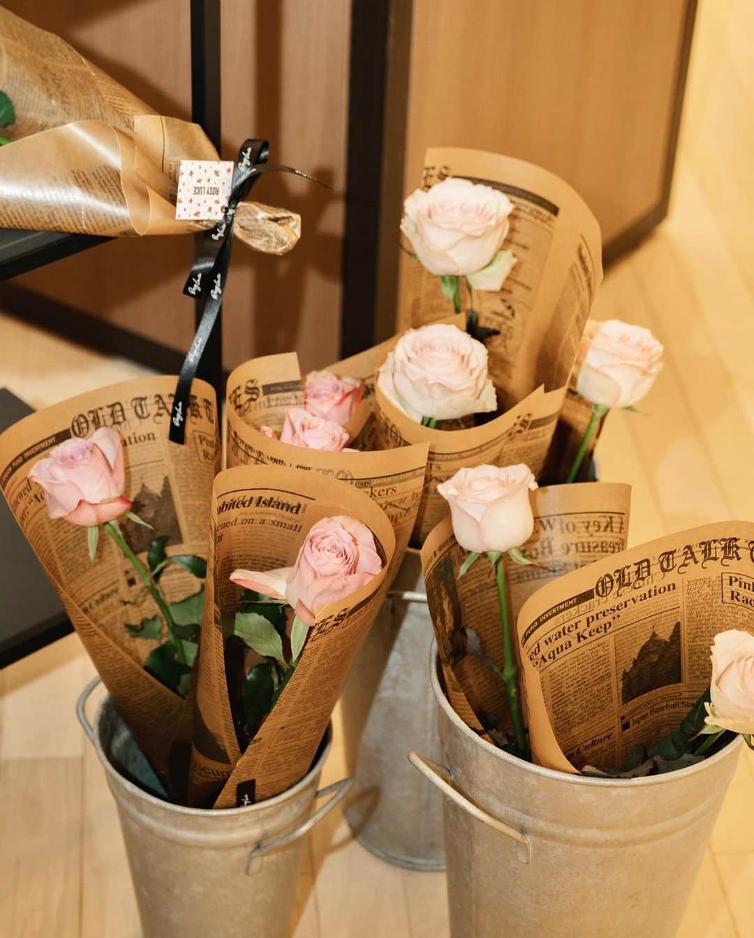 板野友美さんのインスタグラム写真 - (板野友美Instagram)「Rosy roomの素敵なお花たち💐は 何度も打ち合わせをし、実際にお花を見に行って　 バラとカーネーションにしました♪  お花の色味もこだわりましたが Rosyluceの名前にもなっている バラ🌹とカーネーションの花言葉『愛』 をテーマにしたお部屋にしたかったので この２つのお花にしました🕊 そして、それを現実化してくださったのが @hanahirowedding  さん♪  そしていつもrosyluceの可愛いイラストを 手掛けてくださる　@zizi_dolce の イラストをフレームに入れてたくさん飾りました♪ 新作のお洋服もイラストになってるの可愛すぎます。  特大文字ケーキは……🍓🌼🧁 イベントをやる際には 絶対これを作りたかったお気に入りの💭 プライベートでもずっとお願いをしていた @ai_okada_ さんに特別に作ってもらいました♪  Rosy roomチケットと イメージブックは @enakakuta  素敵な動画と共に、流石のクオリティで Rosyのイメージをより素敵な物に…🤍  ひとつひとつ、こだわり抜いてそれを具現化してくださる クリエイターの皆さまがいて お仕事だからやってる。ではなく、【お客様に喜んでもらいたい】 皆、同じ熱い気持ちで作ってくださいました。 本当に素敵な方々です。やはり気持ちが大切ですよね🧴🩰🎟  風船とお客様用のケーキは 近日投稿でご紹介します🥰」5月15日 23時05分 - tomo.i_0703