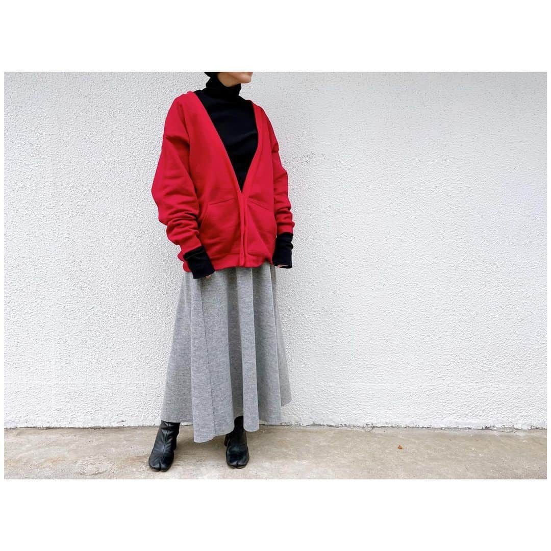 李ヒャンさんのインスタグラム写真 - (李ヒャンInstagram)「Tops/ THERMAL TURTLENECK LONG T Outer/ BIG SWEAT CARDIGAN Bottoms/ KNIT FLARE SKRT  インナーはストレッチサーマル生地を使用したタートルネックロンT。 長めの袖丈なので重ね着した時のレイヤードを楽しめると思います。  カットソー素材なので首回りのチクチク感を気にすることなく、１枚でもスウェットやニットやワンピースとの重ね着でも着まわし力高い万能タートルです。 アウターはGILDAN裏起毛ジップパーカーをリメイクしたカーディガン。 ユニセックスサイズ感。 スナップボタンを閉めてトップスとしても外して羽織りとして着まわせます。  *特典ありの予約会は16日(月)21時までです。 #fashion #style #cardigan #turtleneck #knitskirt #remake #herfee #herfee2022aw #herfee_official」5月15日 23時06分 - 73hyang