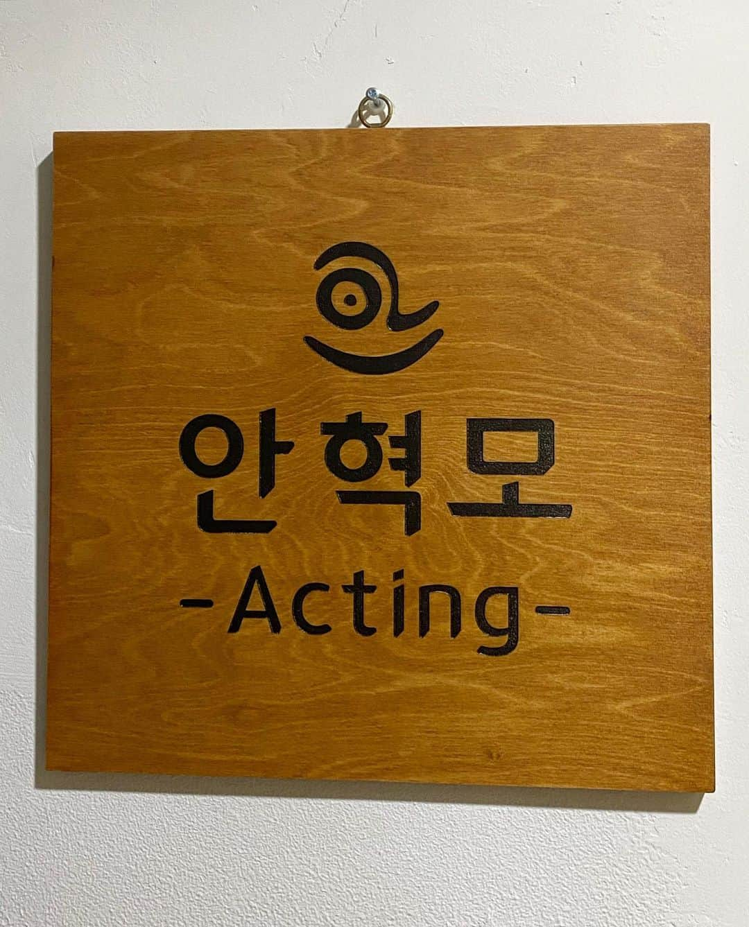 キム・ソナさんのインスタグラム写真 - (キム・ソナInstagram)「스승의날 ~~ 을맞아 감사한 마음을 듬뿍 담아서~~~~^^   존경하는 안혁모선생님!  안쌤^^ 늘 감사드립니다. 올해로 꼭 20년이 되네요.  2002년... 부터... 올해로 쌤의 가르침을 받은지 꼬옥 20년이 됩니다. 20년동안 때론 새벽까지... ㅎㅎ 어떤날은 몇시간씩 20년동안 쌤께 많은 가르침을 받으며 모든 작품들을 함께 해왔습니다.   큰소리도 잘 못내고 부끄러움이 많은 저에게 많은 용기와 희망을 늘 주시는 쌤.... 덕분에 전 용기도 많이 가질수 있게 되었고 대상이라는 큰 상도 두번이나 받을수 있었습니다. ( 상이 전부는 아니지만... ) 지금도 여전히 작품을 대할때 마다 떨리지만 .. 쌤과 함께 헤쳐나가면서 많은 용기를 얻습니다.  앞으로도 부끄럽지 않은 제자가 되기위해 최선을 다해 열심히 초심을 잃지 않고 열심히 노력할께요^^     존경하는 쌤^^ 정말 늘 감사드립니다~~~~^^   #안혁모선생님 #20주년 #안혁모acting  #스승의날 #최고의선생님  ps 사진은 ㅎㅎ 복자 시절 ~~& 작년겨울 ^^」5月15日 23時27分 - kimsuna_official