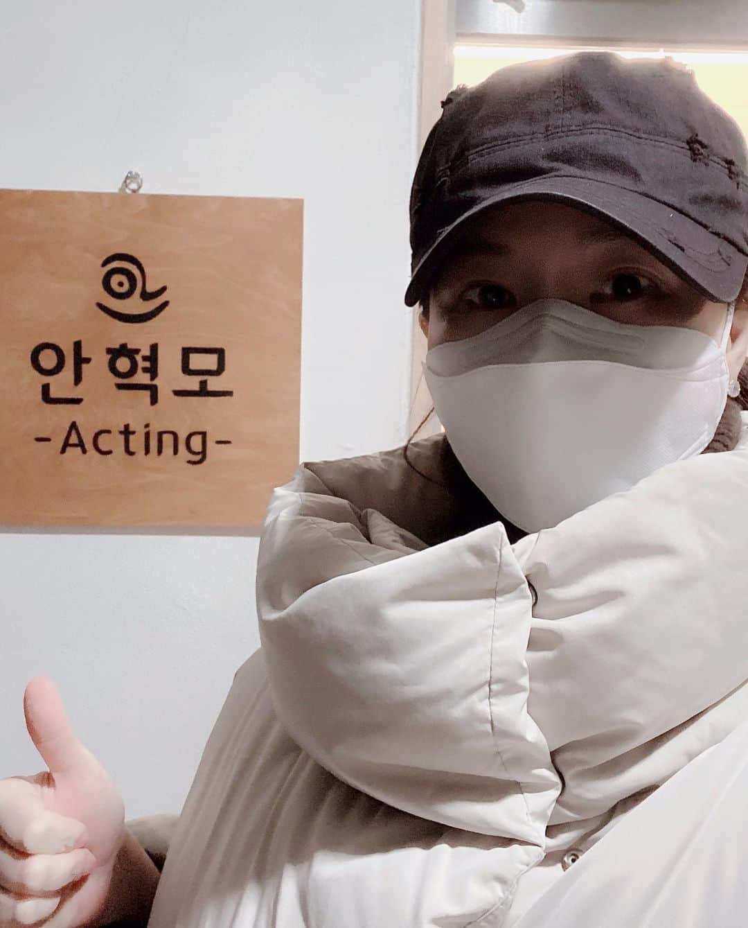 キム・ソナさんのインスタグラム写真 - (キム・ソナInstagram)「스승의날 ~~ 을맞아 감사한 마음을 듬뿍 담아서~~~~^^   존경하는 안혁모선생님!  안쌤^^ 늘 감사드립니다. 올해로 꼭 20년이 되네요.  2002년... 부터... 올해로 쌤의 가르침을 받은지 꼬옥 20년이 됩니다. 20년동안 때론 새벽까지... ㅎㅎ 어떤날은 몇시간씩 20년동안 쌤께 많은 가르침을 받으며 모든 작품들을 함께 해왔습니다.   큰소리도 잘 못내고 부끄러움이 많은 저에게 많은 용기와 희망을 늘 주시는 쌤.... 덕분에 전 용기도 많이 가질수 있게 되었고 대상이라는 큰 상도 두번이나 받을수 있었습니다. ( 상이 전부는 아니지만... ) 지금도 여전히 작품을 대할때 마다 떨리지만 .. 쌤과 함께 헤쳐나가면서 많은 용기를 얻습니다.  앞으로도 부끄럽지 않은 제자가 되기위해 최선을 다해 열심히 초심을 잃지 않고 열심히 노력할께요^^     존경하는 쌤^^ 정말 늘 감사드립니다~~~~^^   #안혁모선생님 #20주년 #안혁모acting  #스승의날 #최고의선생님  ps 사진은 ㅎㅎ 복자 시절 ~~& 작년겨울 ^^」5月15日 23時27分 - kimsuna_official