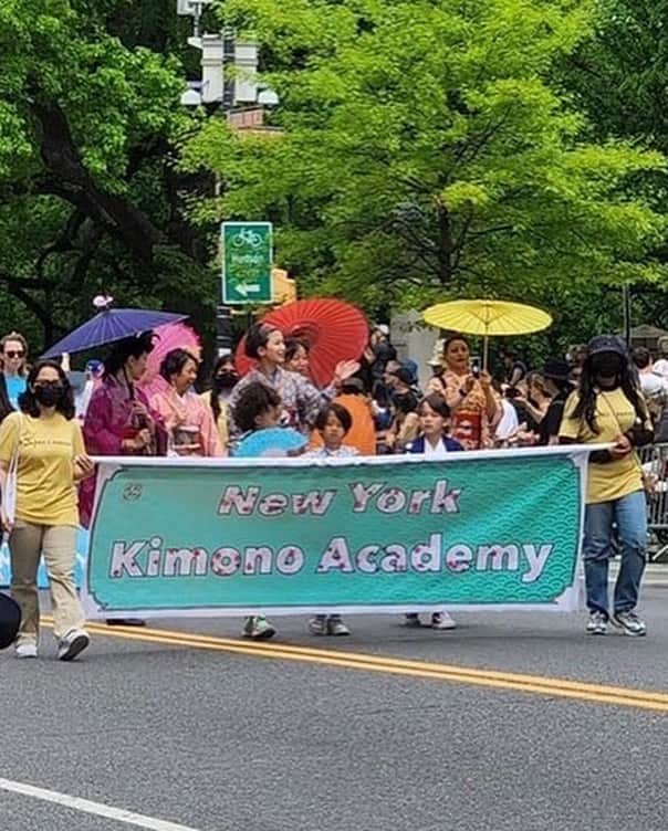 岡田育さんのインスタグラム写真 - (岡田育Instagram)「Photoshoot at #centralparknyc 🌳👘 Join us! → @new_york_kimono_academy . Happy Japan Day 2022!! We got first-ever Japanese Parade in NYC @japandaynyc , and hit the red carpet with George Takei, Hello Kitty, Sailor Moon and more. . 普段の地味な自撮りとの差よ！ 毎回このくらいのびのび全身撮れるといいのですが！ 👘  @suikafrance_products  🎀  @mamechiyomodern  🎗 @kokindo2015 🥾 @camper 👂 @tagaku.jp  . #japanday #japandaynyc  #japandayparade  #japandayparadenyc #japanparade  #kimonoparade #japaneseinnyc  #japanparade2022 #japanparadenyc2022  #ジャパンデー #ジャパンパレード #アフリカンプリント #木綿浴衣 #半幅帯 #吉弥結び #👘🔰 #kimono #kimonolovers #kimonofashion  #kimonolife #casualkimono  #着物 #着物女子 #japanesekimono  #summerkimono」5月16日 5時53分 - okadaic