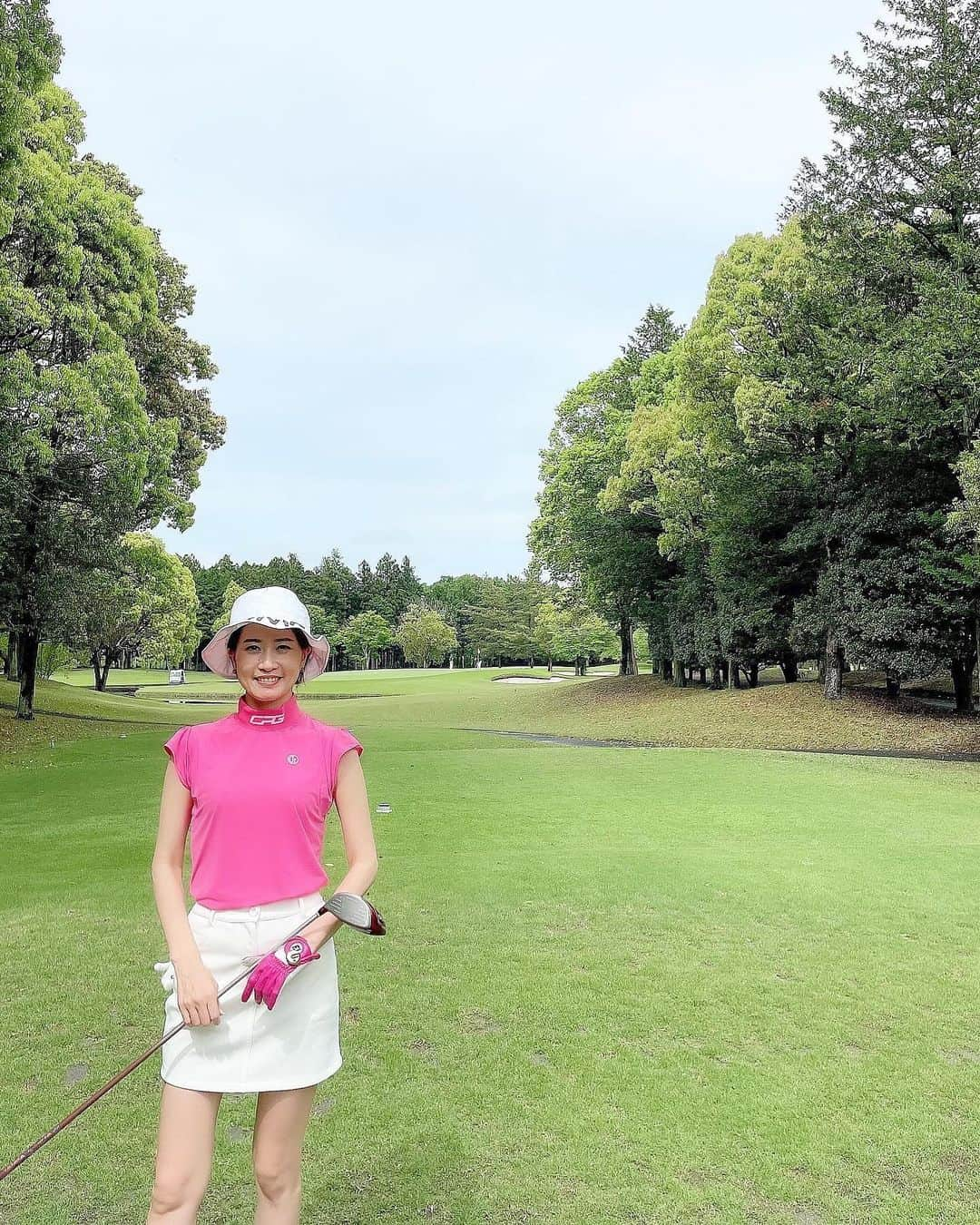 KAORI.OMURA 大村香織さんのインスタグラム写真 - (KAORI.OMURA 大村香織Instagram)「朝10時開始で2ホール回った辺りで雨が止んだ🙌🏌️‍♀️ ・ 真夏のウエアが活躍の季節になった🌞ビビッドなピンクが好み♡スポーティなんだけどフリルとのバランスが良い♡ @cpggolf_official  ・ 太平洋美野里…117⛳️ 前半2ホール叩きすぎた😂 足元フラットだったのにね🥲 出直します🥲 ・ ・ 6/1〜6/30の期間中、 CPG GOLF東京ショールームにて「インスタを見た」と店頭スタッフへお伝えすれば全商品10%OFFになるみたいだから是非使ってくださいね☺︎ ・ #ゴルフ#ゴルフコーデ #ゴルフウェア #ゴルフ女子 #ゴルフ好き#ゴルフ好きと繋がりたい #太平洋クラブ #趣味#golf#cpggolf #アルチビオ #ゴルフコース #茨城ゴルフ #ピンクが好き#cpgapparel#シーピージーゴルフ#シーピージー」5月16日 7時15分 - kaori.omura