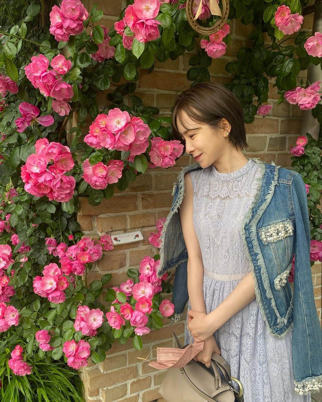 黒澤詩音さんのインスタグラム写真 - (黒澤詩音Instagram)「#東京競馬場 #ローズガーデン  #オークス 週にはさらなる輝きを増すことと思います🌹  さて、今日は少し遠くまでお仕事へ✊  #薔薇 #ローズ #rose #rosegarden #rosè #tokyoracecourse #umajo」5月16日 10時04分 - shionkurosawa_official