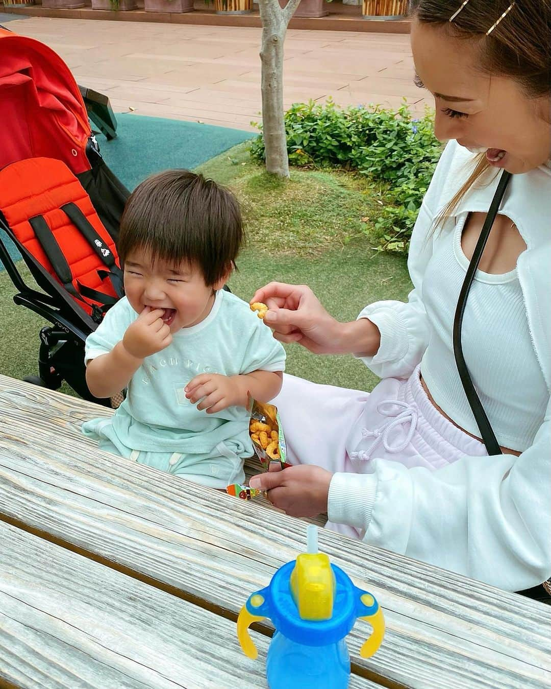 角田麻央さんのインスタグラム写真 - (角田麻央Instagram)「🧚🏼🤍🧚🏼‍♀️ 人は無い物ねだりをしがちだし、 現状に満足出来なくなると愚痴を言う  今やるべき事が何かひとつでもあること 一緒にいてくれる家族、仲間がいること ご飯が食べれる、お風呂に入れる、布団で寝れる 当たり前なようで、当たり前じゃないこと1つ1つにも 感謝を出来て、こつこつと努力を出来る人間に 息子にはなってほしいし、そうで有りたい🫶🏼🌺🫧  6月キャンペーンスケジュール💆🏽‍♀️🧠 ストーリーズのハイライトにあります🗓 #満月 #Monday #愛息子 #家族 #親子 #1歳11ヶ月  #子育て #ママライフ #セラピスト #脳洗浄 #👩‍👦」5月16日 10時55分 - maotsunoda888