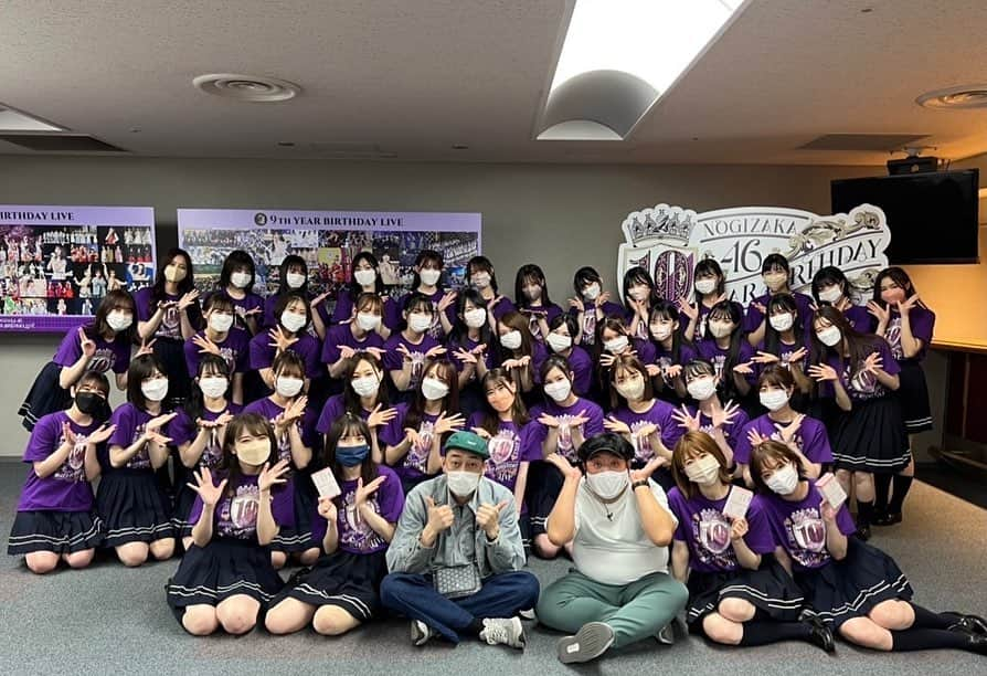 樋口日奈さんのインスタグラム写真 - (樋口日奈Instagram)「💜🤍💜🤍💜🤍 乃木坂46 10周年＆10th YEAR BIRTHDAY LIVE✨ 応援して下さった皆さん、本当にありがとうございました！ 一生の思い出…🥺  沢山の方々からの愛を頂き、 乃木坂46というグループが大きく成長し続けているのだなと改めて感じました。  感謝の気持ちで胸がいっぱいです。  メンバー全員の集合写真と 2日目に来て下さったバナナマンさんとのお写真😊  11年目も宜しくお願いします✨  #乃木坂46」5月16日 13時33分 - higuchi_hina_official