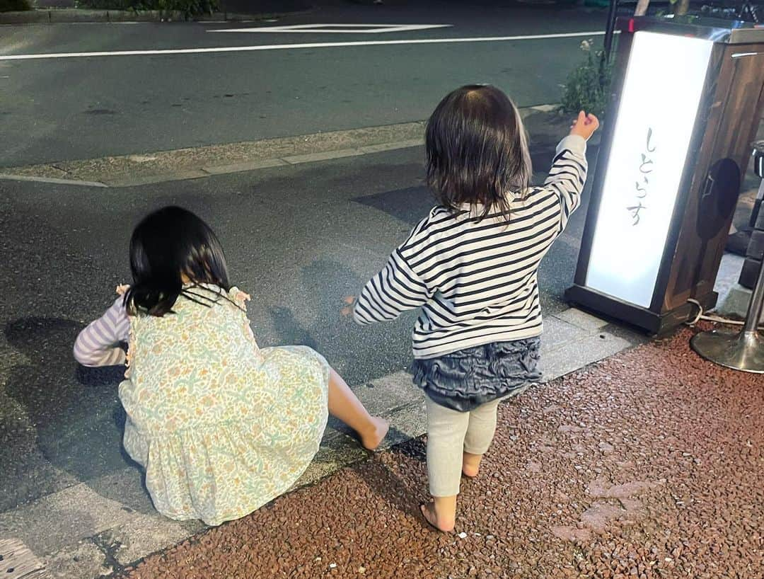 澤田泉美さんのインスタグラム写真 - (澤田泉美Instagram)「週末の楽しかった時間💕 都心で仕事しているパパに会いに、電車でおでかけ🚃🚃  しかも、振り返るとわたし頭おかしいんじゃないの？って思うけど、 Noベビーカー、No抱っこ紐に挑戦してみました！笑 （電車は空いていると見込んで😅）  結果、電車の中で下2人が爆睡してしまい 降りる時に長女を必死で起こすという緊急事態発生でしたw（何年、お母さんやってるんだ🤣ってね笑）  だけど、Noベビーカーで出れるのは本当に楽ちん‼️子ども達が歩きたい時に、片手がベビーカーで塞がれるストレスからの解放は🫶💓 子ども達が育っている実感もすごくて、 つっっっっかれたけど、楽しかった‼️  パパと合流してからは、パパと息子二人で入ったお店でショーツ（短パン）を買ってもらったようで、とても嬉しそうだった👦❣️ （お店で新しいショーツに履き替えたのに、お母さん、全然気づかなくて2人してほくそ笑んでいたのがマジで😑）  夜は、久しぶりにしとらすへ🔥 そしたら、伊賀さんや爾示さん、今村さんに会えて何だか得した土曜の夜でした❣️  #土曜日#saturday #電車の旅#緊急事態発生 #Noベビーカー#No抱っこ紐 #しとらす#裸足#野生児#2匹 #三児の母」5月16日 14時52分 - izumi.sawada