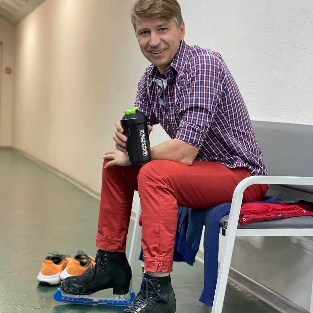 アレクセイ・ヤグディンさんのインスタグラム写真 - (アレクセイ・ヤグディンInstagram)「Набор первой необходимости для выступления от @herbalife_rsm  #лифтофф #liftoff  #протеиновыйбатончик」5月16日 16時40分 - alexei.yagudin