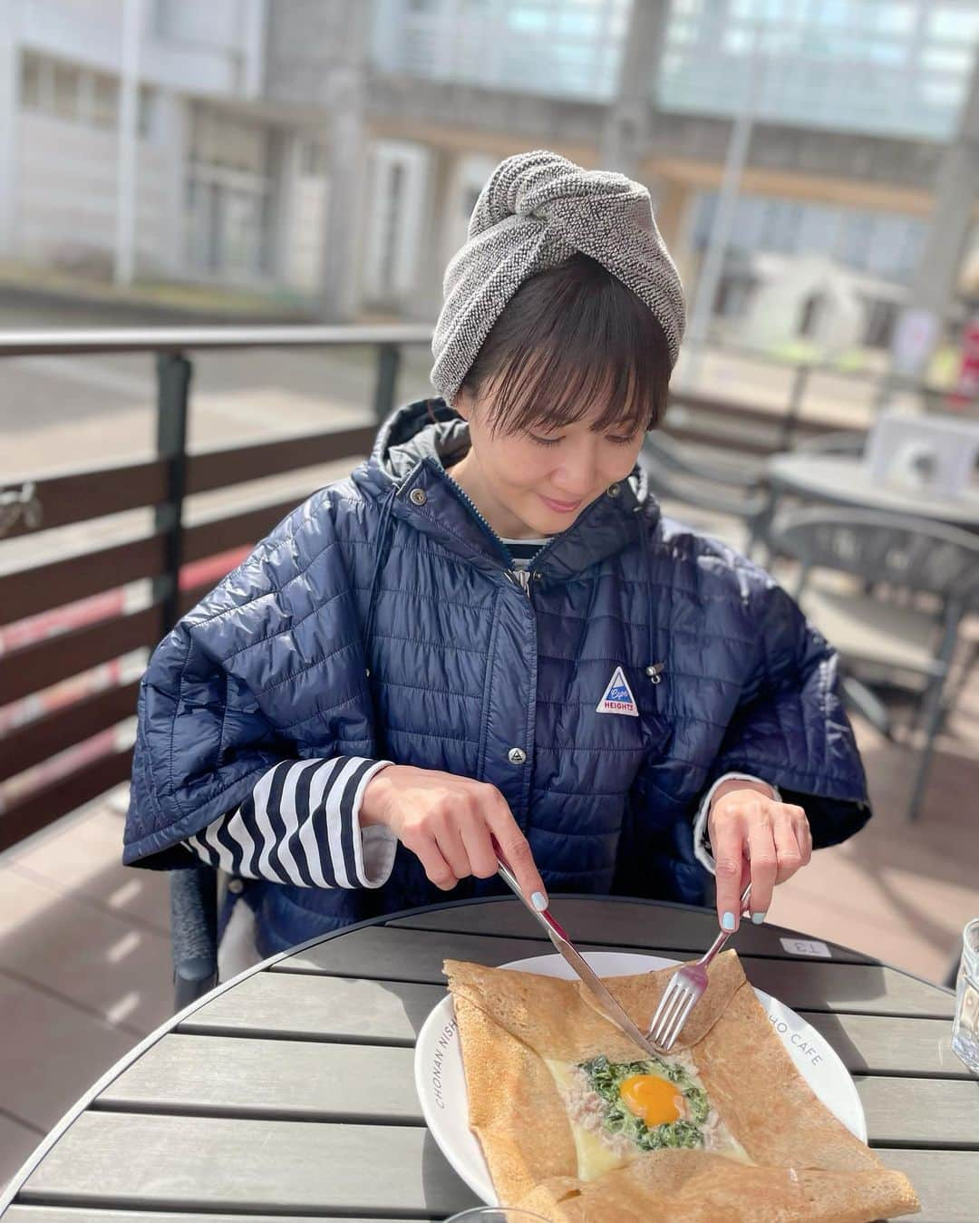 藤崎奈々子さんのインスタグラム写真 - (藤崎奈々子Instagram)「サウナ部員とルビーパレスで適当に合流して部活動の日 ・ 私の自慢のサウナ道具 @lapuankankurit_jp のサウナターバンとサウナシートを @stasherbag_jp にINして、いそいそと一番乗りで参上！ アカスリもサウナもゆっくり堪能できて最高！！ ・ サウナ後は @kewtopia_official のオールインワンと @hoiahomespajapan の濃密オイルで簡単ケアしておしまい。 質の良いオールインワンとオイルがあれば、ものぐさでもお肌のケアがちゃんとできると感じる今日この頃 帰宅後12時間眠りこけました ・ 1枚目、サウナターバン買った頃浮かれてお出かけに巻いて出て行った写真。頭ボッサボサでもターバン巻いたらなんとかなると気づいてしまった日…ものぐさに拍車がかかる ・ @yukky718  @mamimori8  楽しいサ活をありがとう！ ・ #サウナ部#サ活女子#ルビーパレス #ラプアンカンクリ#スタッシャー#キュートピア#hoiahomespa#オールインワンジェル#オイル美容#ものぐさ美容」5月16日 17時32分 - nanakofujisaki