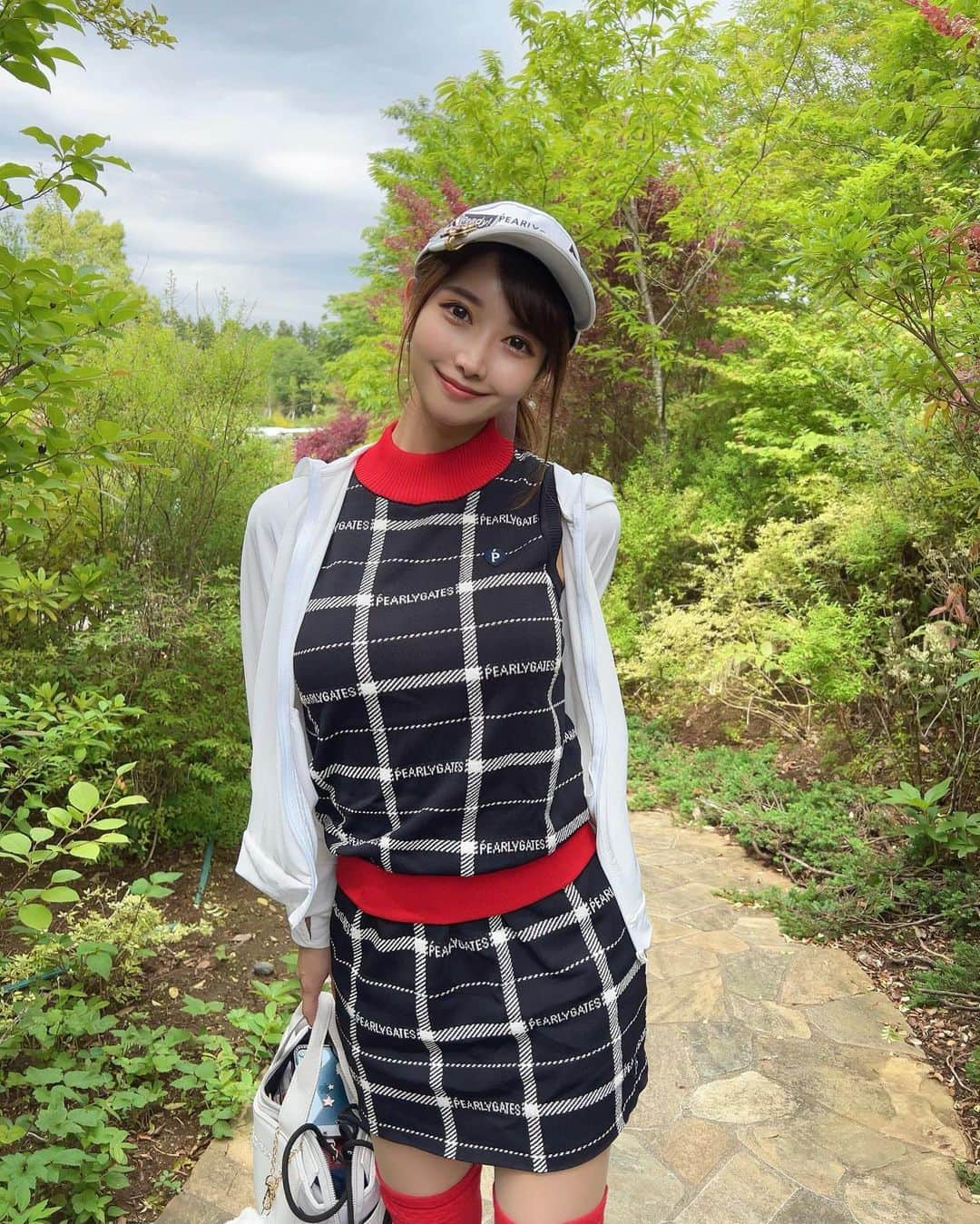 MAYUさんのインスタグラム写真 - (MAYUInstagram)「. ❤️❤️❤️ . ノースリーブのセットアップ🧶🤍 @pearlygates_official  首元とウエスト部分が赤でかわいいの❣️ twiceのジヒョちゃん着用のやつだよ〜！ . それに合わせて赤のニーハイ履いてみた🧦 上がくしゅくしゅってなっててかわいい❤️ @masterbunnyedition_official  なかなかに派手な足元だったけど、ゴルフウェアならありでしょ〜ってことで🫣❤️ . スコアはフロントから 39.43-82(30putt)⛳️ ハーフで39出たのが嬉しすぎるよ〜🥹✨ 惜しい場面とか、あの時こうしてれば！って所があったから まだまだ伸び代があると思って頑張る😤❣️ . . #ゴルフ女子#ゴルフ#ゴルフウェア#ゴルフコーデ#ゴルフファッション#ファッション#パーリーゲイツ#千葉バーディクラブ#골프#골프웨어#골프스윙#골프스타그램#golf#golfwear#golfgirl#golfclub#golfcourse#golfer#golflife#golffashion#golfswing#golfaddict#fashion#pearlygates#kneehighsocks#japanesegirl」5月16日 18時58分 - mayu.kina_golf