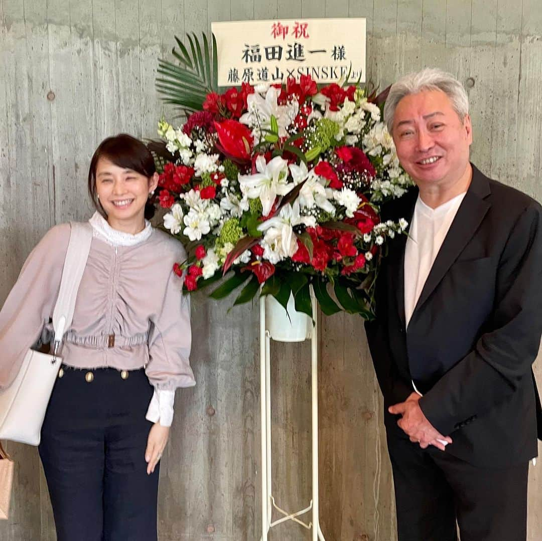 石田ゆり子さんのインスタグラム写真 - (石田ゆり子Instagram)「2022.5.15 Sunday 東京文化会館　小ホールにて 福田進一さんの ギターリサイタルがありました。 毎年この時期、この 素晴らしいホールで 福田進一さんのギターを聴くことが出来て幸せです。 アストル・ピアソラ生誕１００年・没後30年ということで プレイリストは難曲のタンゴの嵐。 本当に素敵でした👏🏻👏🏻👏🏻 そして２枚目は ギタリストだらけの中に 私が入ってすみません😭。 若き後輩たちがこんなに集まる福田先生。 ギタリストのみんなって 不思議なくらい、みんな、 ナイスガイばかり。 👏🏻👏🏻👏🏻👏🏻👏🏻 あ、わたしもギターを 練習します… #福田進一さん #益田正洋さん #柴田諒さん #小暮浩史さん #閑喜弦介 さん #徳永真一郎さん #谷川英勢さん #みーんなギタリスト‼️ #あ、柴田諒くんのお父様も入ってます」5月16日 19時14分 - yuriyuri1003