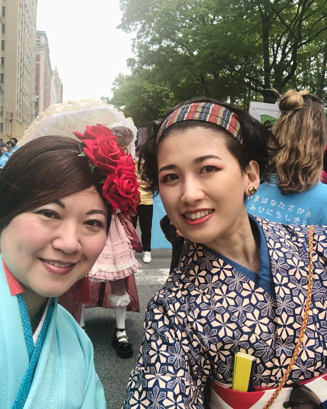 岡田育さんのインスタグラム写真 - (岡田育Instagram)「Photos before I lost my selfie stick somewhere at Central Park…. 🙄🤳 . セントラルパークで自撮り棒なくす前の写真たち。昨日、間違えて外してからの写真にタグ付けしちゃったけど、イヤリングは安定の @tagaku.jp 様ですよ！👂✨ . Happy Japan Day 2022!! We got first-ever Japanese Parade in NYC @japandaynyc , and @new_york_kimono_academy hit the red carpet with George Takei, Hello Kitty, Sailor Moon and more. . #japanday #japandaynyc  #japandayparade  #japandayparadenyc #japanparade  #kimonoparade #japaneseinnyc  #japanparade2022 #japanparadenyc2022  #ジャパンデー #ジャパンパレード #アフリカンプリント #木綿浴衣 #半幅帯 #吉弥結び #👘🔰 #kimono #kimonolovers #kimonofashion  #kimonolife #casualkimono  #着物 #着物女子 #japanesekimono  #summerkimono」5月16日 21時14分 - okadaic