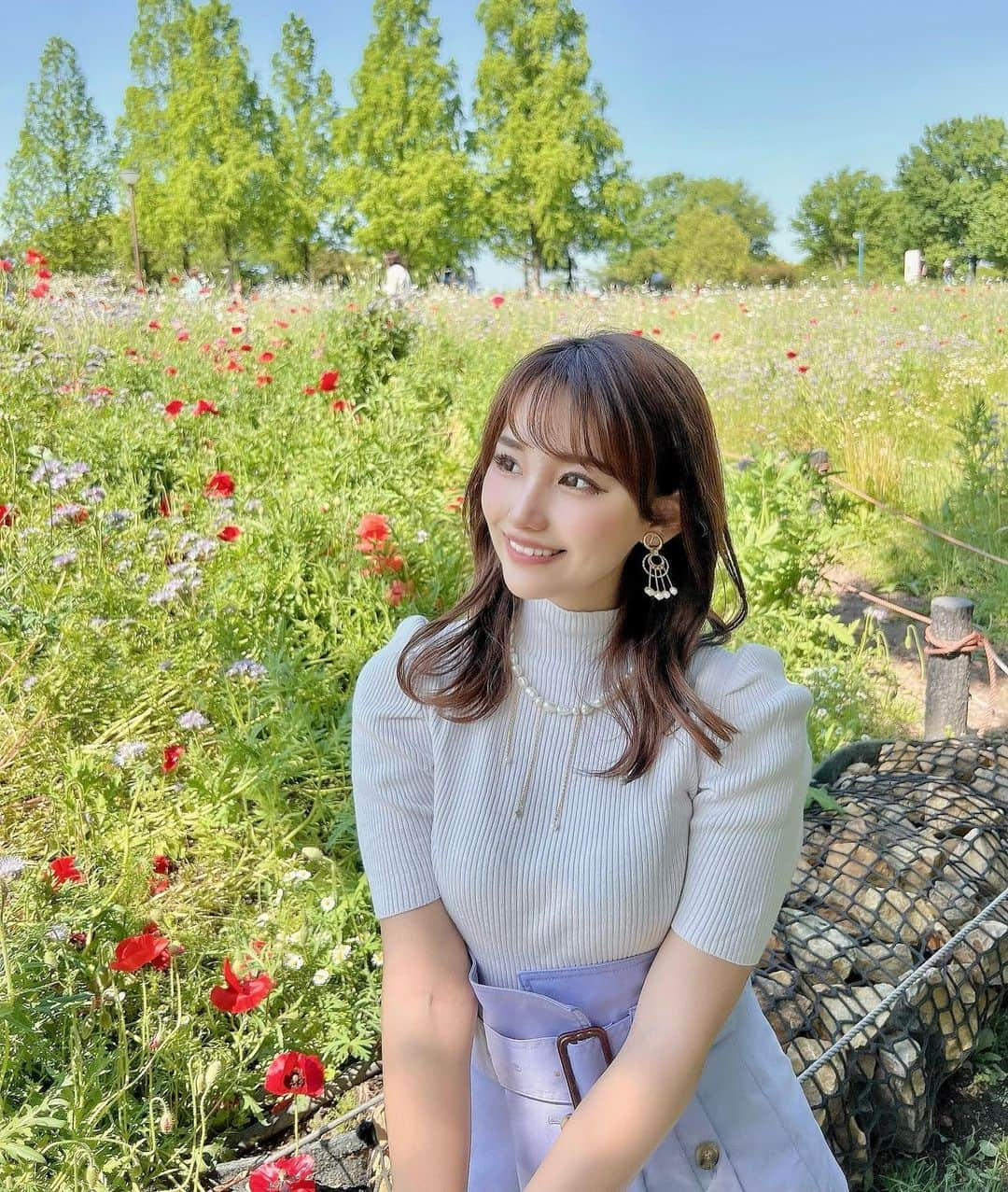 加藤里奈さんのインスタグラム写真 - (加藤里奈Instagram)「⋆  家族で公園にお出かけした時の写真❥  最近、 @nanoa.official のリフティアをゲットしたんだけど、めちゃめちゃ肌がつやつやになってよかったー😚🤍  美容液を美顔器の中のボトルにセットして、美容液を出しながら美顔器を使用できる機械なの！😚  お風呂上がりめっちゃ乾燥するから、 すぐにやってるよ〜✌🏻  私は、しっとり目の化粧水を入れて保湿してます🫠 肌のうるうる感が全然変わって効果感じれたよ🍑  #ナノアリフティア#ナノア#NANOA#美顔器効果#リフトアップ美顔器#美顔器マニア#ホームエステ#アンチエイジング#エイジングケア#エレクトロポレーション#美容家電 #pr」5月16日 21時23分 - katoco0326