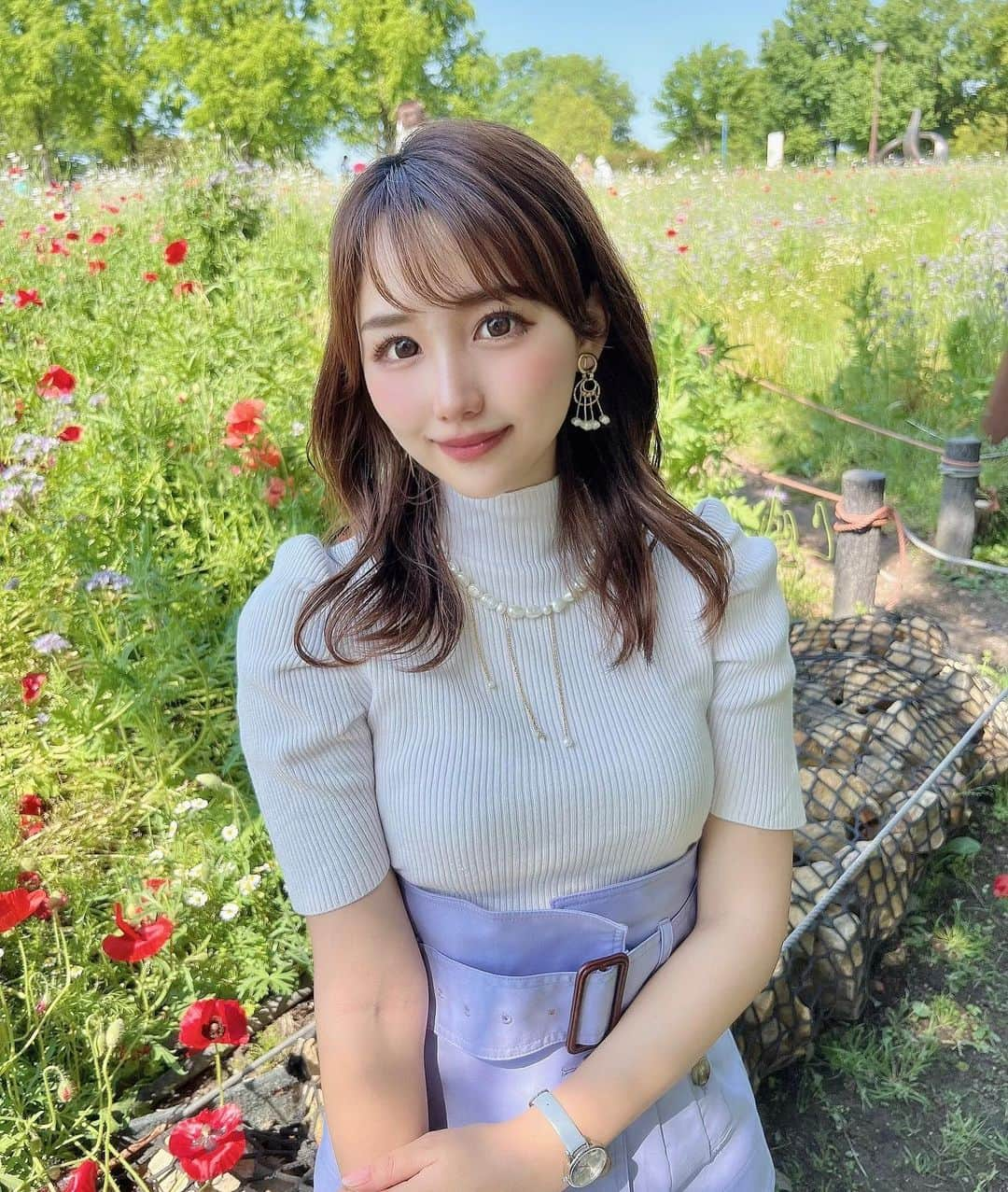 加藤里奈さんのインスタグラム写真 - (加藤里奈Instagram)「⋆  家族で公園にお出かけした時の写真❥  最近、 @nanoa.official のリフティアをゲットしたんだけど、めちゃめちゃ肌がつやつやになってよかったー😚🤍  美容液を美顔器の中のボトルにセットして、美容液を出しながら美顔器を使用できる機械なの！😚  お風呂上がりめっちゃ乾燥するから、 すぐにやってるよ〜✌🏻  私は、しっとり目の化粧水を入れて保湿してます🫠 肌のうるうる感が全然変わって効果感じれたよ🍑  #ナノアリフティア#ナノア#NANOA#美顔器効果#リフトアップ美顔器#美顔器マニア#ホームエステ#アンチエイジング#エイジングケア#エレクトロポレーション#美容家電 #pr」5月16日 21時23分 - katoco0326