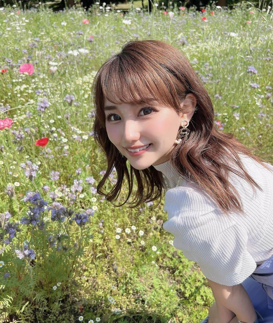 加藤里奈さんのインスタグラム写真 - (加藤里奈Instagram)「⋆  家族で公園にお出かけした時の写真❥  最近、 @nanoa.official のリフティアをゲットしたんだけど、めちゃめちゃ肌がつやつやになってよかったー😚🤍  美容液を美顔器の中のボトルにセットして、美容液を出しながら美顔器を使用できる機械なの！😚  お風呂上がりめっちゃ乾燥するから、 すぐにやってるよ〜✌🏻  私は、しっとり目の化粧水を入れて保湿してます🫠 肌のうるうる感が全然変わって効果感じれたよ🍑  #ナノアリフティア#ナノア#NANOA#美顔器効果#リフトアップ美顔器#美顔器マニア#ホームエステ#アンチエイジング#エイジングケア#エレクトロポレーション#美容家電 #pr」5月16日 21時23分 - katoco0326