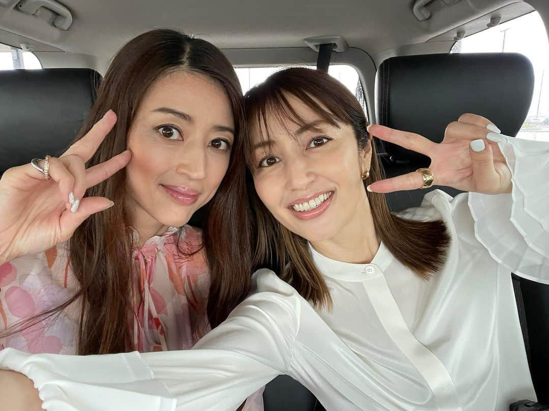 矢田亜希子さんのインスタグラム写真 - (矢田亜希子Instagram)「久しぶりに真珠と会えた日。朝からずっと一緒💙 #真珠#旧友#私が17歳の頃から#真珠は19歳#久々のロケ#一緒に#カメラのことを忘れてしまう#安心#真珠の髪の毛の長さよ」5月16日 21時29分 - akiko_yada