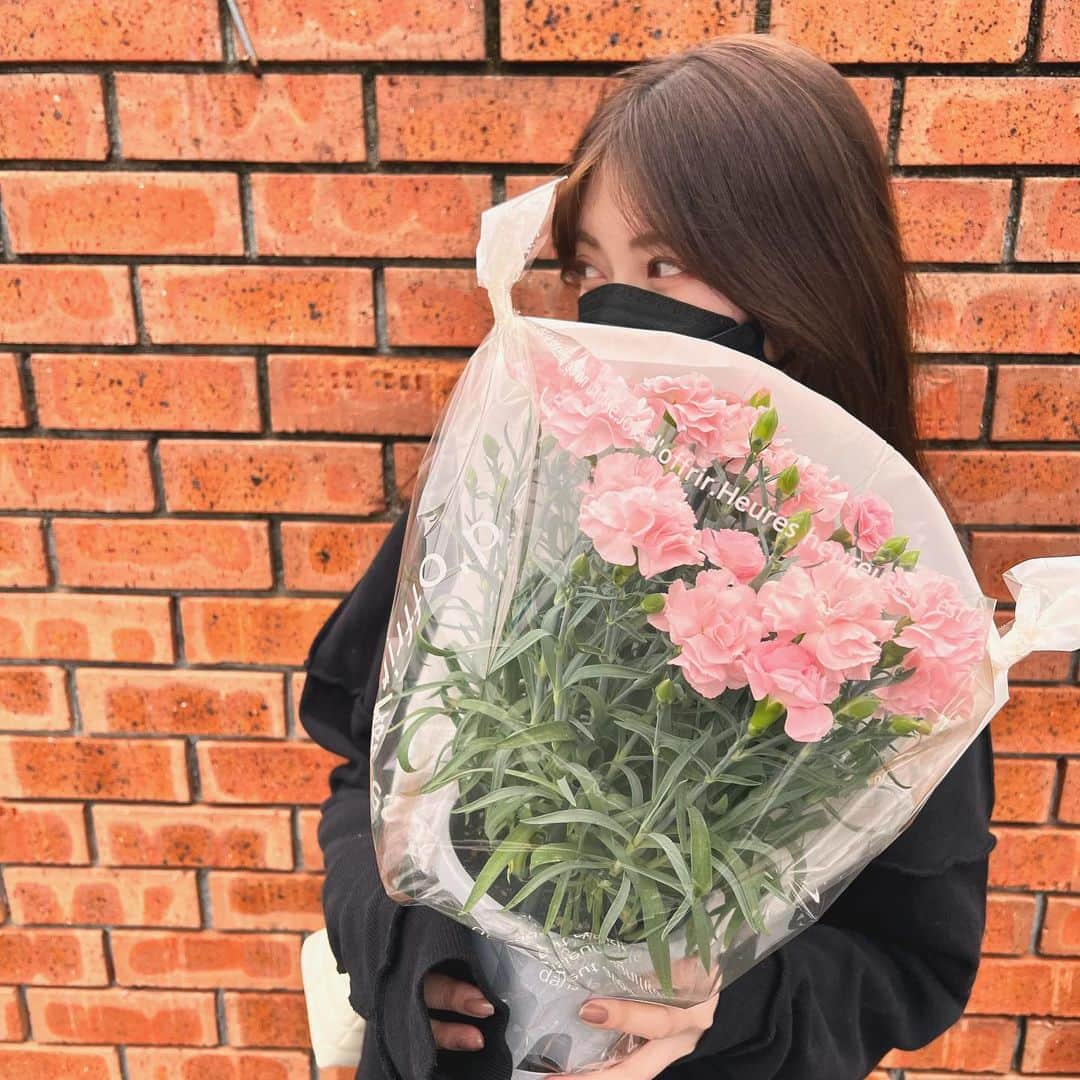 吉田朱里さんのインスタグラム写真 - (吉田朱里Instagram)「回転寿司行った帰りに 大きなお花屋さん見つけたので、ママに普段のお礼にカーネーションとピンクのマーガレット 買って帰ってあげたら喜んでくれた日🌷🌷🌷 . 実家のベランダが華やかになりましたとさ🌷🌷 . 何でもない日のお花のプレゼント って良いよね🫶 次はおばあちゃんのお家に 買っていこう👵🏻」5月17日 0時05分 - _yoshida_akari
