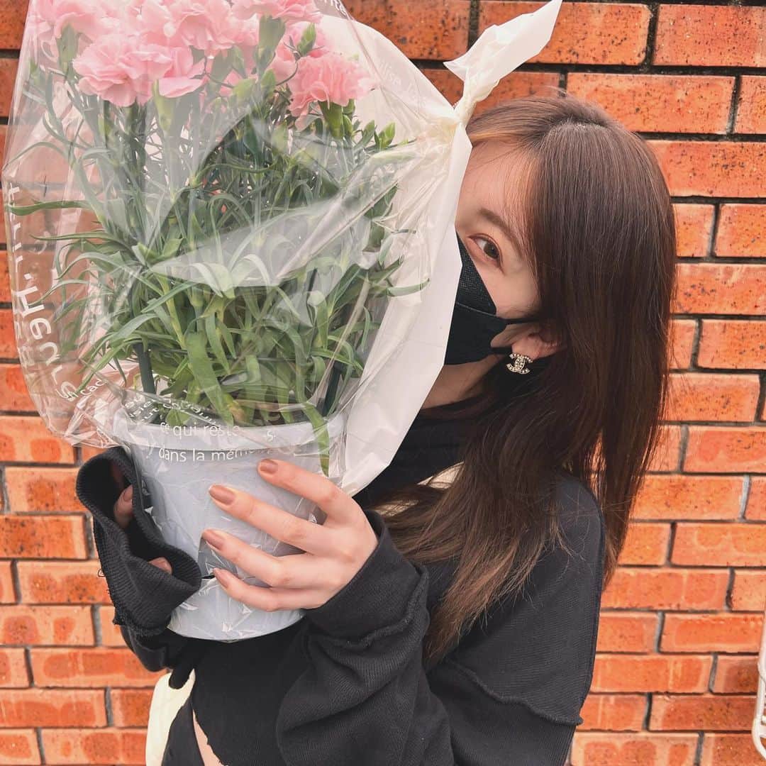 吉田朱里さんのインスタグラム写真 - (吉田朱里Instagram)「回転寿司行った帰りに 大きなお花屋さん見つけたので、ママに普段のお礼にカーネーションとピンクのマーガレット 買って帰ってあげたら喜んでくれた日🌷🌷🌷 . 実家のベランダが華やかになりましたとさ🌷🌷 . 何でもない日のお花のプレゼント って良いよね🫶 次はおばあちゃんのお家に 買っていこう👵🏻」5月17日 0時05分 - _yoshida_akari