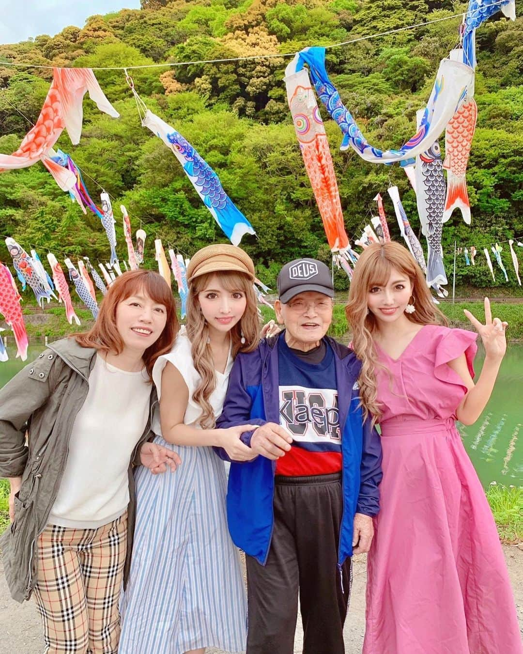 吉川ちえさんのインスタグラム写真 - (吉川ちえInstagram)「ストーリーでは報告させて頂きましたが 度々私のインスタに登場してた七郎じいちゃんが旅立ちました🌈💐 享年90歳でした。 認知症が進み2年程前から施設に入り去年の12月から食事が一切とれなくなり入院し、点滴だけで5ヶ月間も生きてくれました。コロナ禍と言う事もあり直接会って面会も出来ずリモートや窓越しでの面会でじいちゃんに寂しい思いをさせた事や最期を看取る事が出来ず悔いが残るばかりです。ですが、最期は眠るように亡くなったらしいので苦しまず旅立ってくれたのが幸いです。  まだまだじいちゃんが元気だった頃インスタにじいちゃんを載せると見てくれる方がコメントをしてくれてじいちゃんにその事を伝えると、とても喜んでました👴💓 カラオケが好きで毎日カラオケ🎤歌ったり大会にも出場して👑賞を取ったりお洒落が好きでいつもネックレス⌚︎も謎にじゃらじゃらつけてたり(笑)わんこ🐶も大好きでぴーちゃんやきなこやぽんちゃんの事溺愛しすぎて犬達から引かれたりする事もありました😂💓笑 私に関しては産まれたばかりの頃から父がおらず赤ちゃんの頃からずっと育ててくれたので寂しい思いせず育ちました✨じいちゃん🍳料理が得意なのでじいちゃんのご飯がもう食べれなくなると考えると今もすっごく寂しいです。🙏 ですが、じいちゃんと国内旅行や海外旅行✈️も沢山行って思い出がいっぱいです☺️最期は看取れなくて悔やみますが自分なりにじいちゃん孝行出来たのかなと思ってます。 . 葬儀でも不思議な事ばかりおきて私とちかが葬儀中に✉️手紙を読み上げてる最中に泡が出るウォーターランプの泡が異常にぶくぶくしてたらしいです(知人から聞きました) じいちゃんがありがとう✨って言ってたのかなと思いました🥲🙏💕 . 火葬してお骨になった際も90歳でお年を召されてる方は喉仏(第二頸椎)が残らない人もいるのに喉仏が割れて砕ける事もなく綺麗に残ってるので珍しいですと火葬場の方から言われました✨ 喉仏の形が🙏←この形に見えて じいちゃんが皆に"ありがとう"って言ってるように見えました！ じいちゃん最後のお別れの時までお礼言ってて優しいなと思いました😊✨ . そして49日もたまたま7月1日の じいちゃんの誕生日だったんです。 49日の日は家族みんなで集まるので日にちを選んでくれたのかなと思いました。 . 私のインスタ見てる方で七郎じいちゃんのファンです！って言ってる方もいて悲しい報告になってしまいましたが今までじいちゃんの事心配したりコメントくれたり見守ってくれた方ありがとうございました✨ . じいちゃん天国行ってらっしゃい👼🌈💐👋 天国で｢元気もーりもーり｣で過ごしてね🫶💓」5月17日 3時27分 - yoshikawachie_16