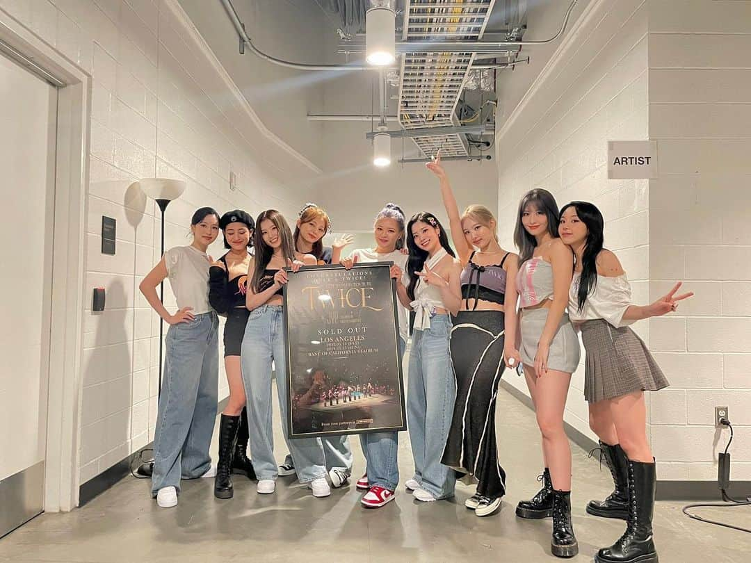 TWICEさんのインスタグラム写真 - (TWICEInstagram)「We spent two unforgettable nights in LA with you, ONCE. We collected each and every one of your love and stored it inside our hearts for us to keep forever.  Thank you for unlocking our doors ONCE.  #ONCEcomesbeforeTWICE #ONCETWICEforeverandmore #TWICE_4TH_WORLD_TOUR_ENCORE」5月17日 5時29分 - twicenews