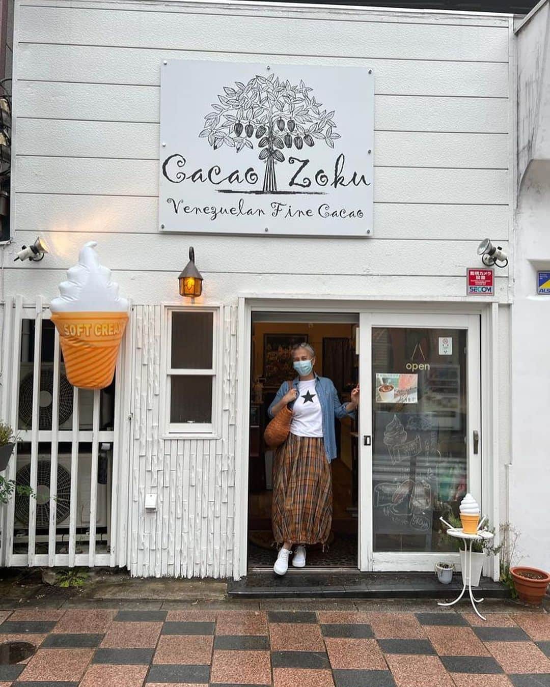 結城アンナさんのインスタグラム写真 - (結城アンナInstagram)「🌱カカオパウダー&カカオニブを買いに、田園調布にあります可愛い💕チｮコレート屋さん「Cacao Zoku 」カカオゾクまで🚙💨  👟スニーカー:ノーネームのJava-12528 (メッシュなので蒸れない👍🏼)  スカート:エリオポ-ル　(6月16日発売予定「素敵なあの人8月号」のファッションページでも、このスカートのコーディネートを提案しています。お楽しみに！#素敵なあの人   🌱Visited cute chocolatier 「Cacao Zoku 」in Denenchofu to buy fresh cacao powder & nibs👍🏼❣️  🕊Peace & Kindness🕊  ✨May all your dreams come true✨  @noname.japan  @pdst.jp  #ﾉーネームスニーカー #noname #nonameshoes  #ノーネーム  @heliopole_official  @cacaozoku  #素敵なあの人 #エリオポール  #カカオゾク」5月17日 7時03分 - ayukihouse