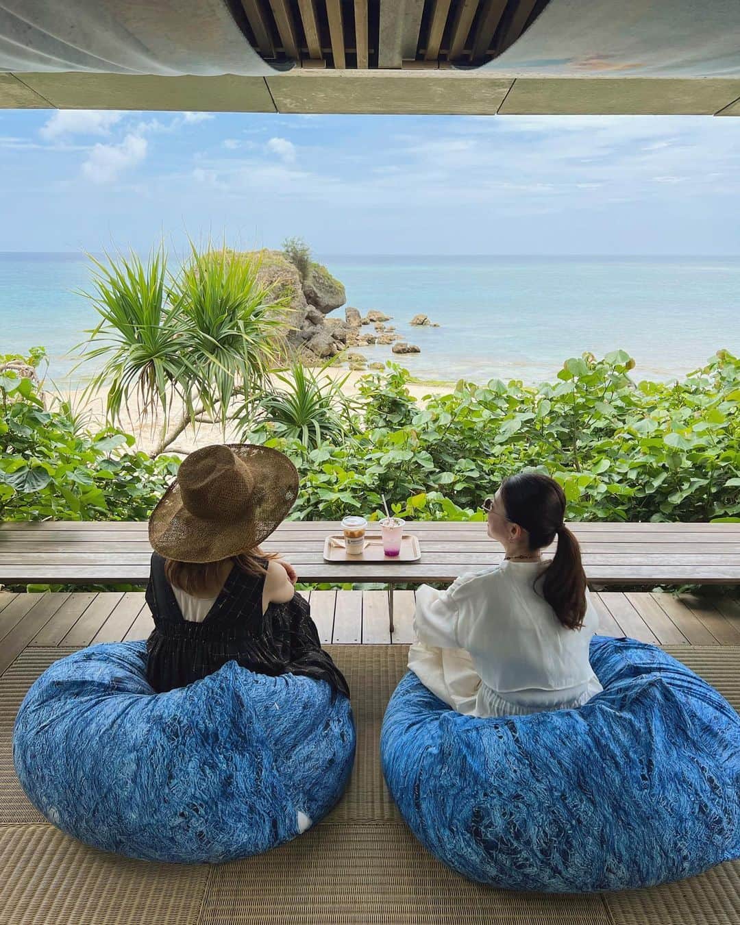 田中里奈さんのインスタグラム写真 - (田中里奈Instagram)「沖縄でとても良かったカフェ🍹  📍バンタカフェ（読谷村） ここも前から行ってみたかった場所！ 実は星のや沖縄に隣接してるのです。 沖縄本島の中部に訪れた時に是非おすすめしたいカフェ。  想像より遥かに広くて、これまたずーーーっといられる場所。 色んなエリアがあって、ここだけで色んな眺望が味わえるのが良かった✨ 　 この日は海辺のテラスで海の眺めを堪能した後、クーラーつきのごろごろラウンジでしっかりスマホの充電を。←  久々の沖縄、新しいスポットがたくさん出来てて楽しかったな〜💓 あぁ、既にまた行きたい…！！！  ▶︎先月の沖縄の旅のストーリーズはハイライトの〝沖縄🌺〟に残してます✨  #たなか旅メモ ←今までの旅の投稿はこちらに #バンタカフェ #星のや沖縄 #星のや #星野リゾート #pr #沖縄旅行 #沖縄 #沖縄カフェ」5月17日 11時02分 - tanakaofficial