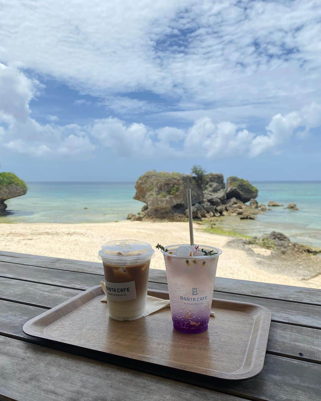 田中里奈さんのインスタグラム写真 - (田中里奈Instagram)「沖縄でとても良かったカフェ🍹  📍バンタカフェ（読谷村） ここも前から行ってみたかった場所！ 実は星のや沖縄に隣接してるのです。 沖縄本島の中部に訪れた時に是非おすすめしたいカフェ。  想像より遥かに広くて、これまたずーーーっといられる場所。 色んなエリアがあって、ここだけで色んな眺望が味わえるのが良かった✨ 　 この日は海辺のテラスで海の眺めを堪能した後、クーラーつきのごろごろラウンジでしっかりスマホの充電を。←  久々の沖縄、新しいスポットがたくさん出来てて楽しかったな〜💓 あぁ、既にまた行きたい…！！！  ▶︎先月の沖縄の旅のストーリーズはハイライトの〝沖縄🌺〟に残してます✨  #たなか旅メモ ←今までの旅の投稿はこちらに #バンタカフェ #星のや沖縄 #星のや #星野リゾート #pr #沖縄旅行 #沖縄 #沖縄カフェ」5月17日 11時02分 - tanakaofficial