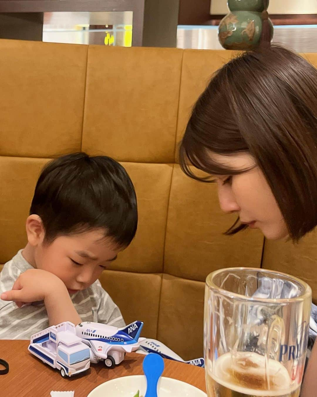 蒼川愛さんのインスタグラム写真 - (蒼川愛Instagram)「家族ご飯の日🍻🤍 . 息子が産まれてから、親子三世代でご飯する機会が増えました👐🏻 . うちは私が小さい頃から父が単身赴任で、一緒に食卓を囲むのも特別な日だけだったので、今こうして父や母と息子と一緒に何でもない日にみんなでご飯を食べられるのがとっても嬉しい૮ . ̫ . ა♡ . . 餃子とビールは美味しいよね🥟 4枚目、「ここにばんそこ貼ったの〜」 と見せてくれてます🩹 てか子育てしてから二の腕がいつの間にかたくましくなっててびっくりしました。。前は華奢だねと言われてたのにな(白目)」5月17日 11時59分 - tougarashi_suki