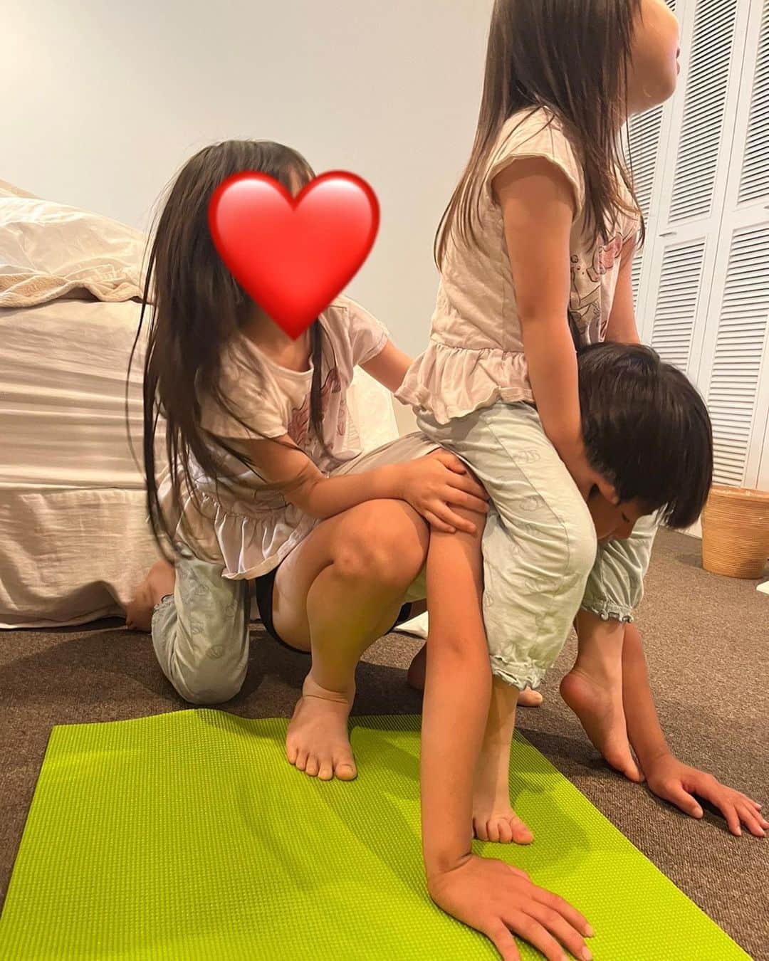 東尾理子さんのインスタグラム写真 - (東尾理子Instagram)「妹たちに優しいお兄ちゃん💙 お風呂上がり、寝る前のひと時は、確実にお父さんの役割を🥸 力強いし、心強い💖」5月17日 17時10分 - rikohigashio