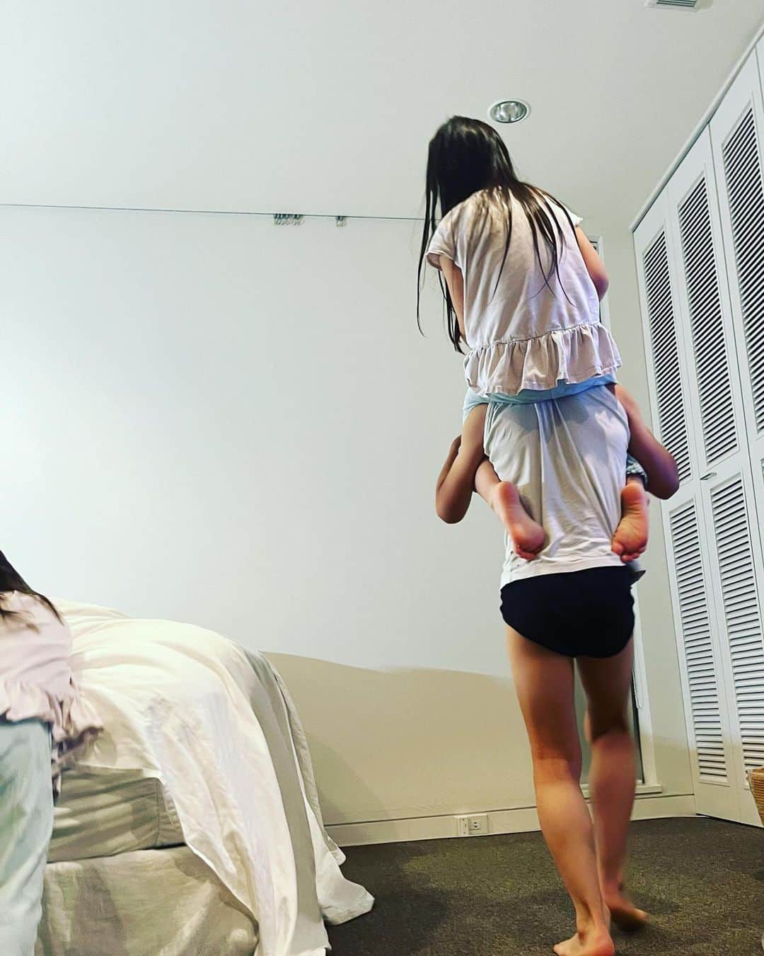 東尾理子さんのインスタグラム写真 - (東尾理子Instagram)「妹たちに優しいお兄ちゃん💙 お風呂上がり、寝る前のひと時は、確実にお父さんの役割を🥸 力強いし、心強い💖」5月17日 17時10分 - rikohigashio