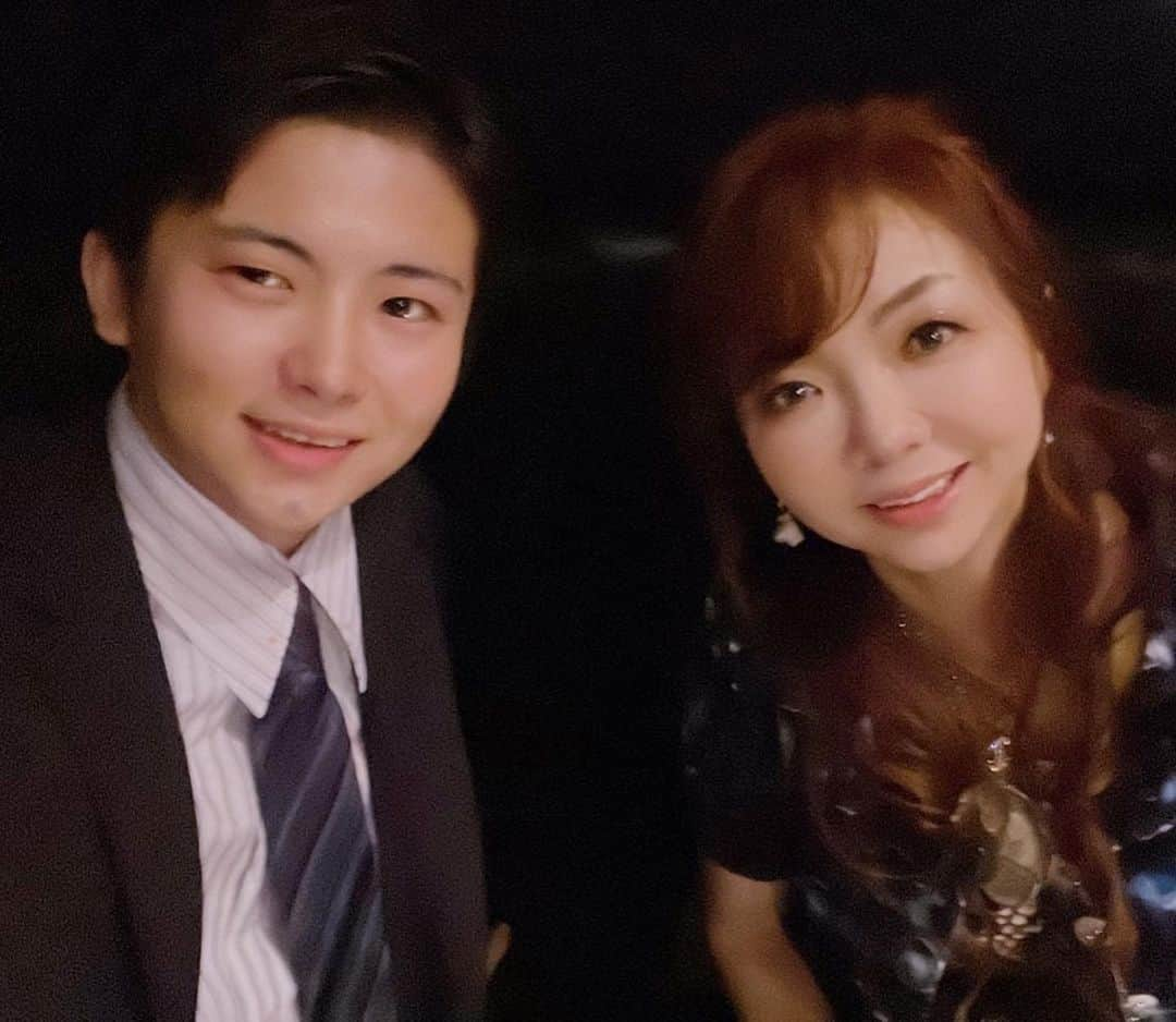 モモコさんのインスタグラム写真 - (モモコInstagram)「豪華な結婚披露宴の二次会からは、息子も一緒に☺️ このサイズのシャンパンは、初めてでした‼️ 引き出物も凄かったです😳  #ハイヒールモモコ #👠 #👠🍑 #CHANEL #シャネラー #グルメ #アメブロ  #YouTube #モモコ新聞 #結婚式 #超豪華披露宴 #二次会 #特大シャンパン #長男」5月17日 18時08分 - highheel_momoko