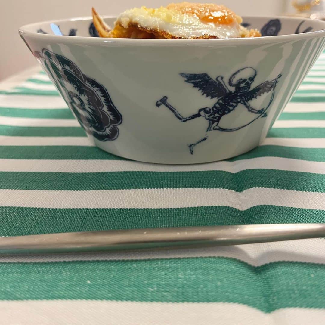 辻直子さんのインスタグラム写真 - (辻直子Instagram)「#いただきます#アダチさんの食器#初おろしはもっちもちの太麺ナポリタン🍳#美濃焼とTABASCO #タバスコのシール#冷蔵庫から出すときにいつも急いでとるからいつもはがれちゃう  この食器、集めていきたいです♡」5月17日 18時25分 - naoko.ts