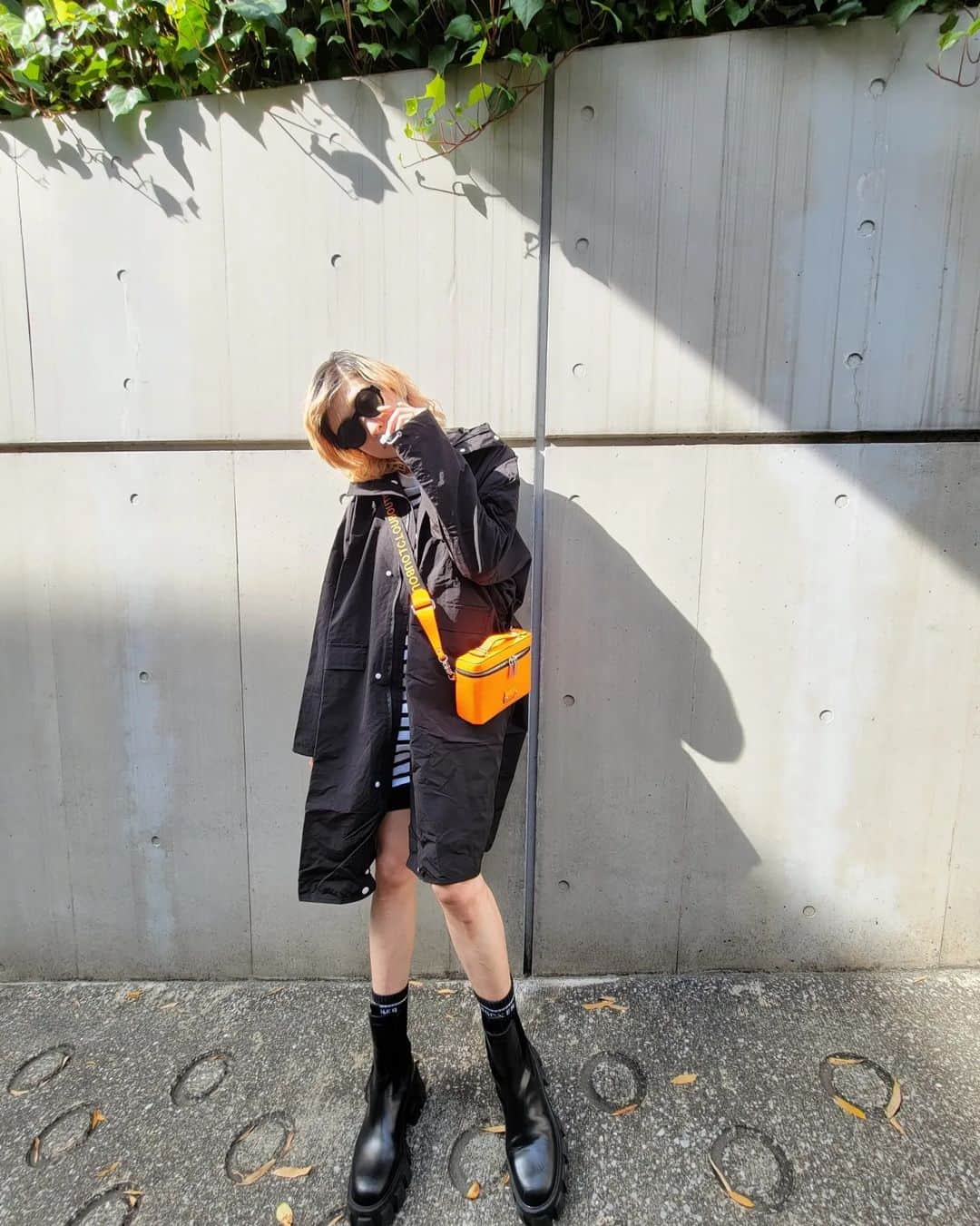 山田優さんのインスタグラム写真 - (山田優Instagram)「#いつかのしふく  #yusoutfit  #ゆうのしふく  レインコートだけど スプリングコートでも着れる このコート♡♡♡ @the_weekend_hotel 優秀✨ 後ろ姿がかっこいいよねー😆 これからの梅雨の時期にはもってこい🎵  差し色に @louboutinworld の ビビッドなオレンジを！  そして足元は @prada のボリュームあるブーツで バランスとって スポーティーな私服でした♡  #レインコート だけど #スプリングコート #きゅうに雨が降ってもいけちゃうよね #蛍光オレンジであげてこ」5月17日 18時27分 - yu_yamada_