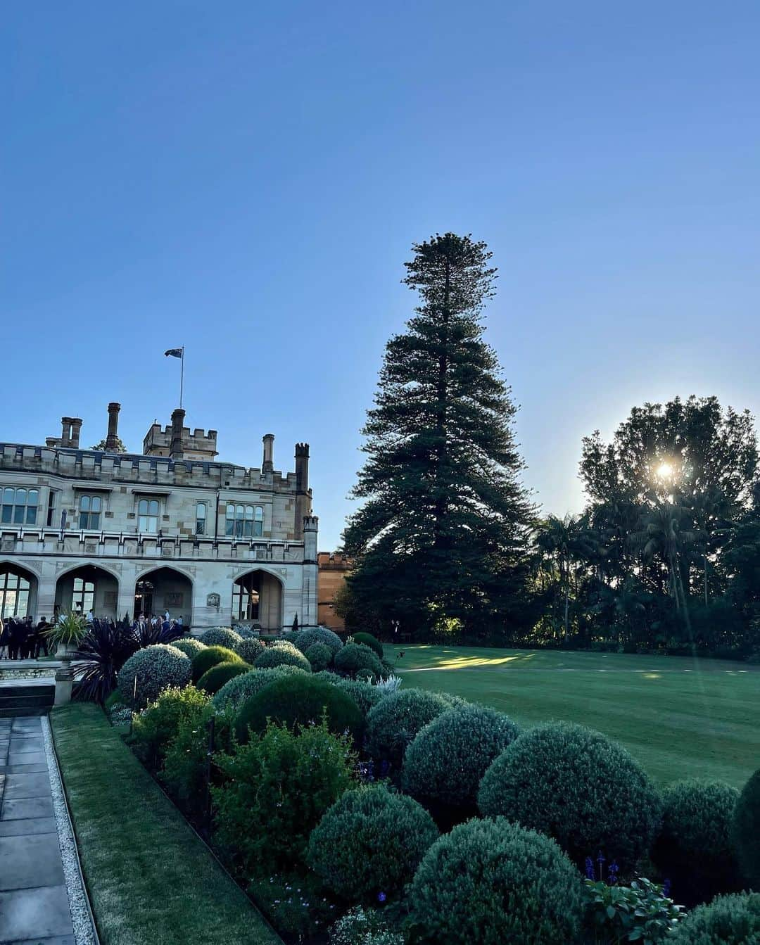 エマ・マッケオンさんのインスタグラム写真 - (エマ・マッケオンInstagram)「A special day today being presented my Australia Medal at Government house. I’m extremely grateful to receive this award, and lucky to share it with my family」5月17日 19時33分 - emmamckeon