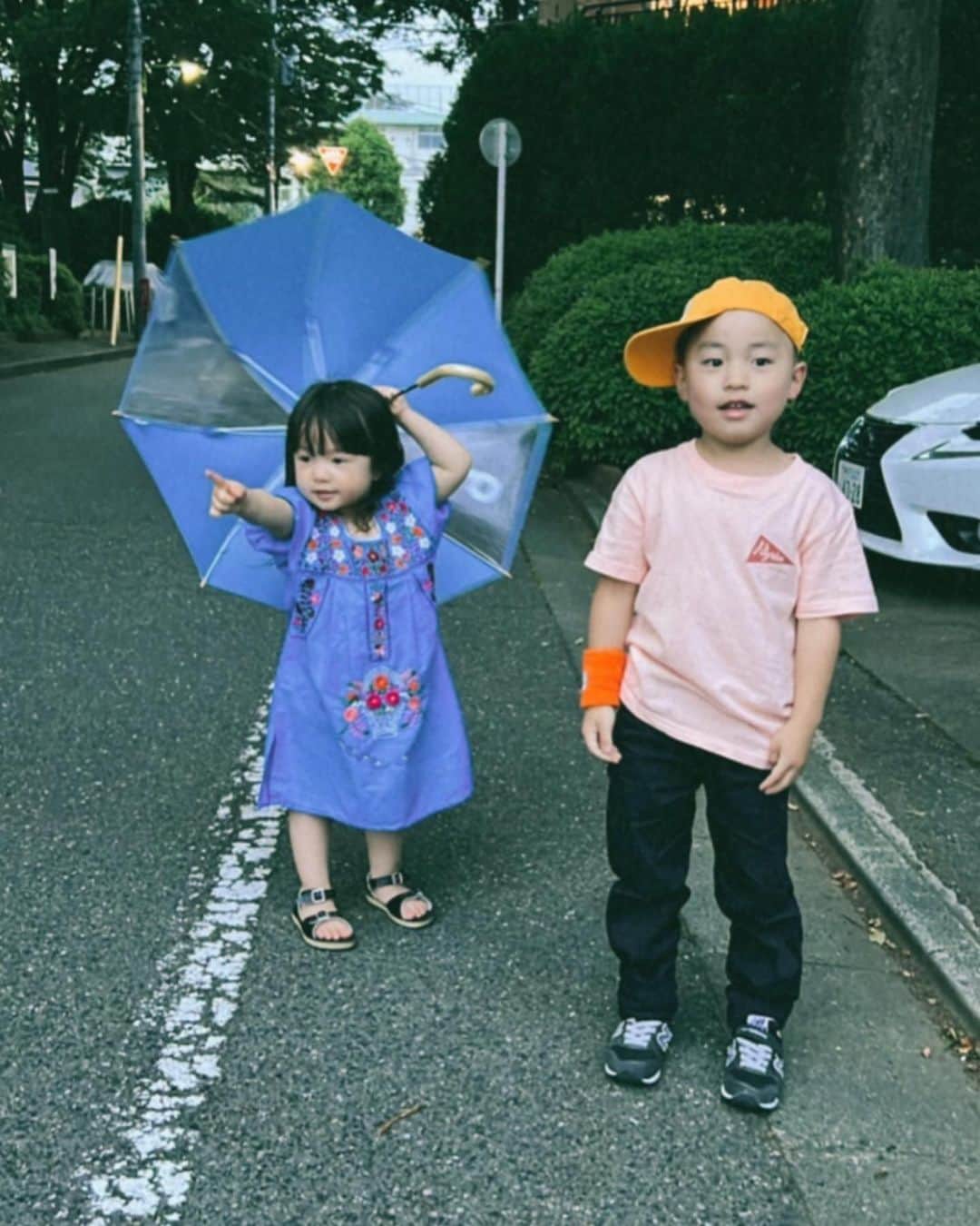 濱中鮎子さんのインスタグラム写真 - (濱中鮎子Instagram)「久しぶりに笑いながら涙が出ました。笑  ご近所さん。 またね！  #赤ちゃん2人とも大きめ #でもビッグボスの隣だと #2号は小柄🤣 #間違い探し #私が抱いているのは #ビッグボス」5月17日 20時26分 - ayukohamanaka