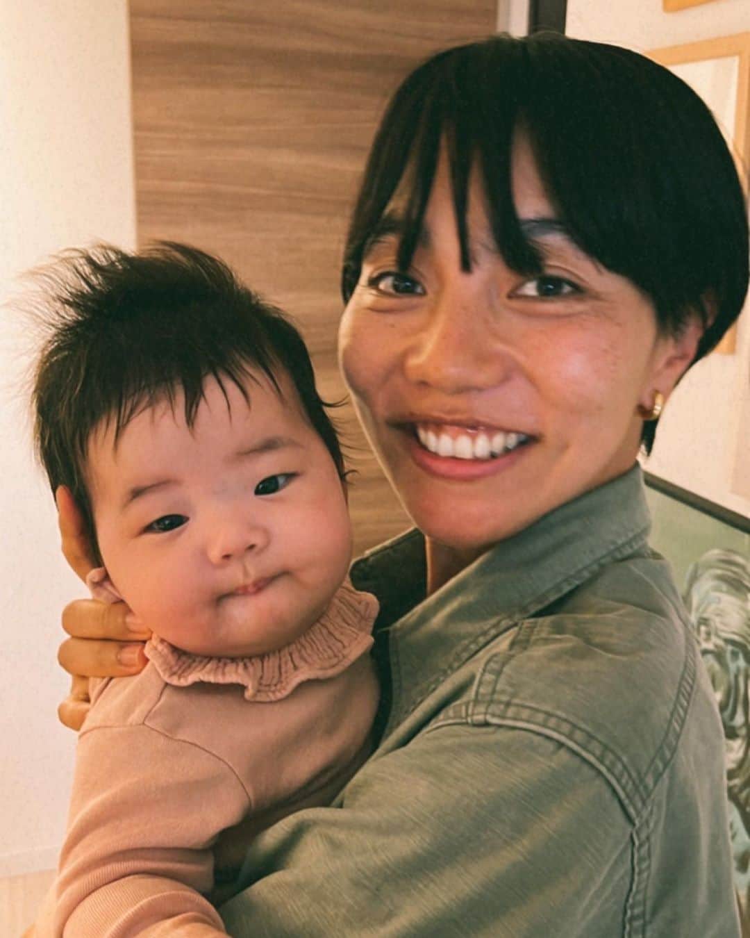 濱中鮎子さんのインスタグラム写真 - (濱中鮎子Instagram)「久しぶりに笑いながら涙が出ました。笑  ご近所さん。 またね！  #赤ちゃん2人とも大きめ #でもビッグボスの隣だと #2号は小柄🤣 #間違い探し #私が抱いているのは #ビッグボス」5月17日 20時26分 - ayukohamanaka
