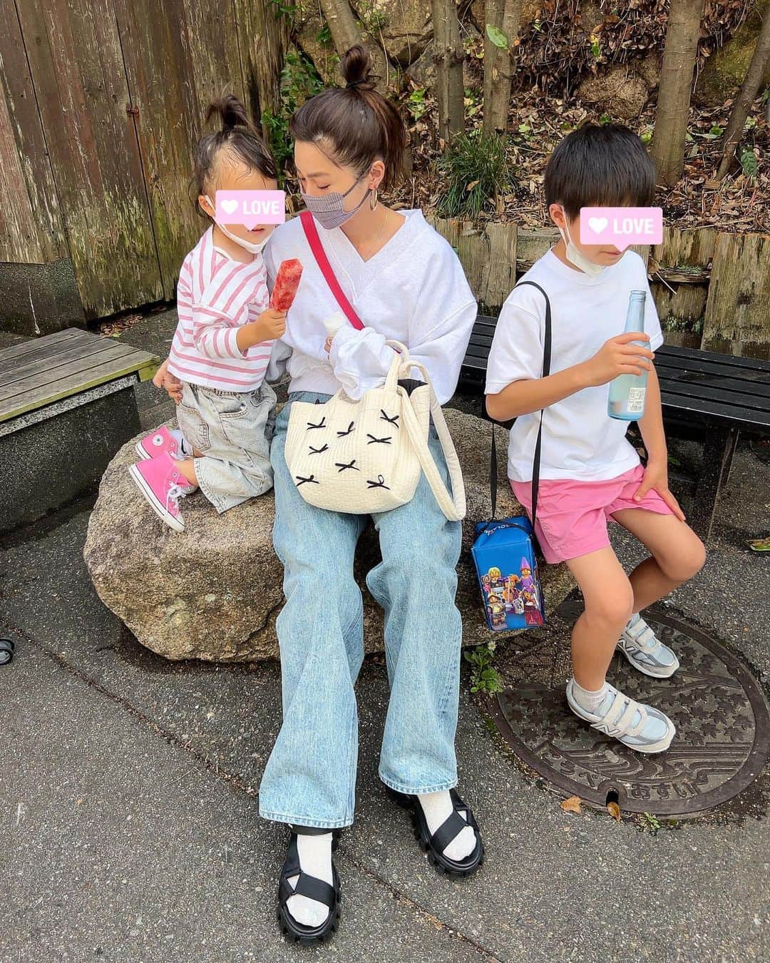 田中彩子さんのインスタグラム写真 - (田中彩子Instagram)「. 有馬温泉に1泊旅行♨️👨‍👩‍👧‍👦  近くて何度も行ってる有馬温泉ですが、温泉街をしっかり歩くのは初めてでした♨️ しっかり歩くといろんなお店があって食べ歩きが楽しかった〜🤭 欲望のままに食べちゃった❤️笑 子供達も欲望のままに食べて楽しそうでした❤️笑 . お宿は有馬グランドホテルへ⛲️ 夕食をいただいて温泉に入り 子供達はおまちかねのゲームセンター🤭❤️ 私はスパCAAZEへ🧖🏽‍♀️✨ 子供たちをぱぱに任せてリフレッシュさせてもらいました✨  2日目は六甲山アスレチックへ⛰ @greenia_653  思っていたよりすっごい本格的で大人も子供も真剣に遊べるところでした！ 私はお腹が痛くて何も出来なかったので近いうちにリベンジしたいと思ってます🥺❤️‍🔥 (欲望のままに食べたらダメですね😂)  有馬温泉からの六甲山 このコースいいなあと思いました👨‍👩‍👧‍👦❤️ 家族にもカップルにもおすすめ🫶 . . #2枚目にキュン #ピンクコーデ . .」5月17日 21時00分 - ayako_tanaka_