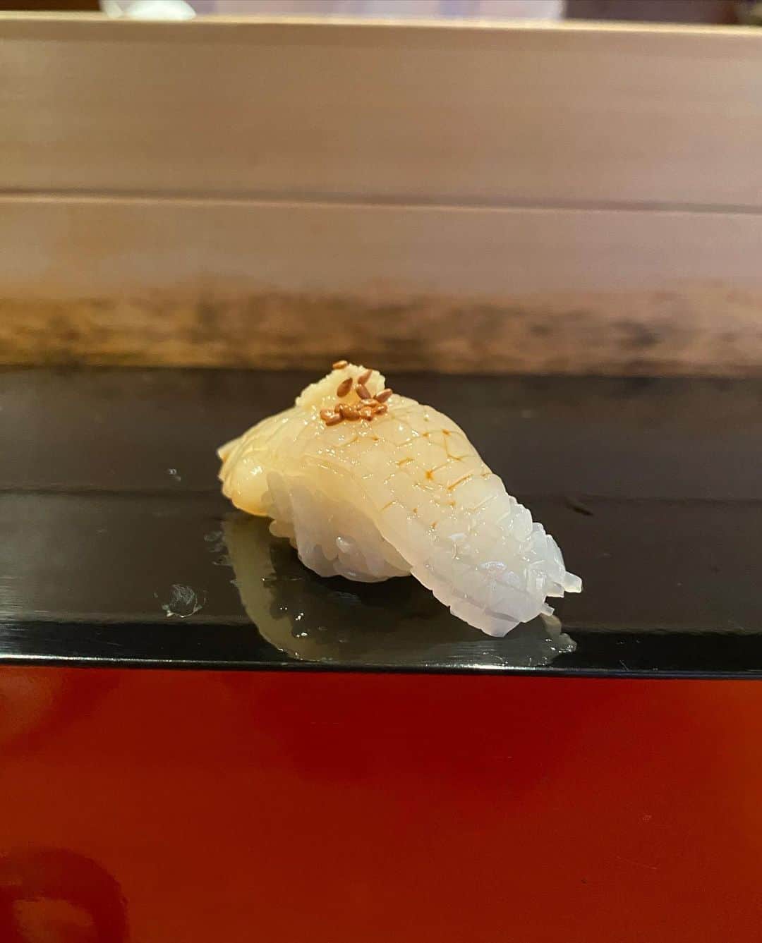市原彩花さんのインスタグラム写真 - (市原彩花Instagram)「Otome Sushi in Kanazawa🍣  Kanazawa is a city where seafood and sake are delicious🍶 A lot of fish are sold at Omicho Market and it's fun🐟  金沢の乙女寿司へ🍣 いろんな方からオススメしてもらってたお寿司屋さん🥰  どれも美味しくて、特に#とり貝 (写真7枚目)が絶品で悶絶したよ🤣 のどぐろ(4.8枚目)はもちろん、初めて食べた#ガスエビ と#バイガイ (5枚目)、まんじゅう貝(6枚目)もやっばかった🥺✨  席に着くと大将から、「つまみから食べますか？すぐ握りますか？」と聞いて頂けて、つまみから頂いたよ☺️  予約は2か月前の月の最初の営業日の10時から電話で受付📞 うっかりしてて13時くらいにかけたら、なんとか17時〜18:30の短めの枠をゲット出来たよ🙆‍♀️ 次はゆっくりの時間でたくさんお代わりしたいな🤤🍣  翌日は#近江町市場 の#もりもり寿司 へ🥰 たくさんお寿司食べて#サンダーバード で大阪へ、そして関空を経て奄美大島なうです😚  #乙女寿司#otomesushi#金沢#石川県#kanazawa#ミシュラン2つ星#michelin2stars#寿司#お寿司#お寿司大好き#sushi#sushilovers#sushiporn#japanfood#国内旅行#japantravel#japantrip」5月17日 21時08分 - ayaka_ichihara