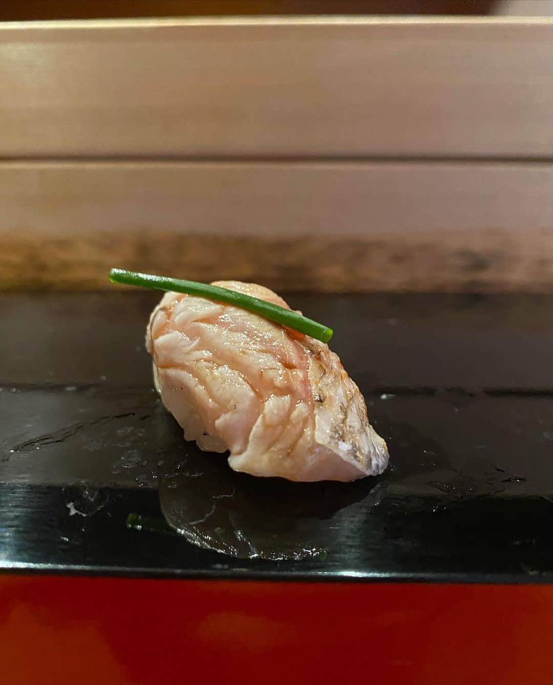 市原彩花さんのインスタグラム写真 - (市原彩花Instagram)「Otome Sushi in Kanazawa🍣  Kanazawa is a city where seafood and sake are delicious🍶 A lot of fish are sold at Omicho Market and it's fun🐟  金沢の乙女寿司へ🍣 いろんな方からオススメしてもらってたお寿司屋さん🥰  どれも美味しくて、特に#とり貝 (写真7枚目)が絶品で悶絶したよ🤣 のどぐろ(4.8枚目)はもちろん、初めて食べた#ガスエビ と#バイガイ (5枚目)、まんじゅう貝(6枚目)もやっばかった🥺✨  席に着くと大将から、「つまみから食べますか？すぐ握りますか？」と聞いて頂けて、つまみから頂いたよ☺️  予約は2か月前の月の最初の営業日の10時から電話で受付📞 うっかりしてて13時くらいにかけたら、なんとか17時〜18:30の短めの枠をゲット出来たよ🙆‍♀️ 次はゆっくりの時間でたくさんお代わりしたいな🤤🍣  翌日は#近江町市場 の#もりもり寿司 へ🥰 たくさんお寿司食べて#サンダーバード で大阪へ、そして関空を経て奄美大島なうです😚  #乙女寿司#otomesushi#金沢#石川県#kanazawa#ミシュラン2つ星#michelin2stars#寿司#お寿司#お寿司大好き#sushi#sushilovers#sushiporn#japanfood#国内旅行#japantravel#japantrip」5月17日 21時08分 - ayaka_ichihara