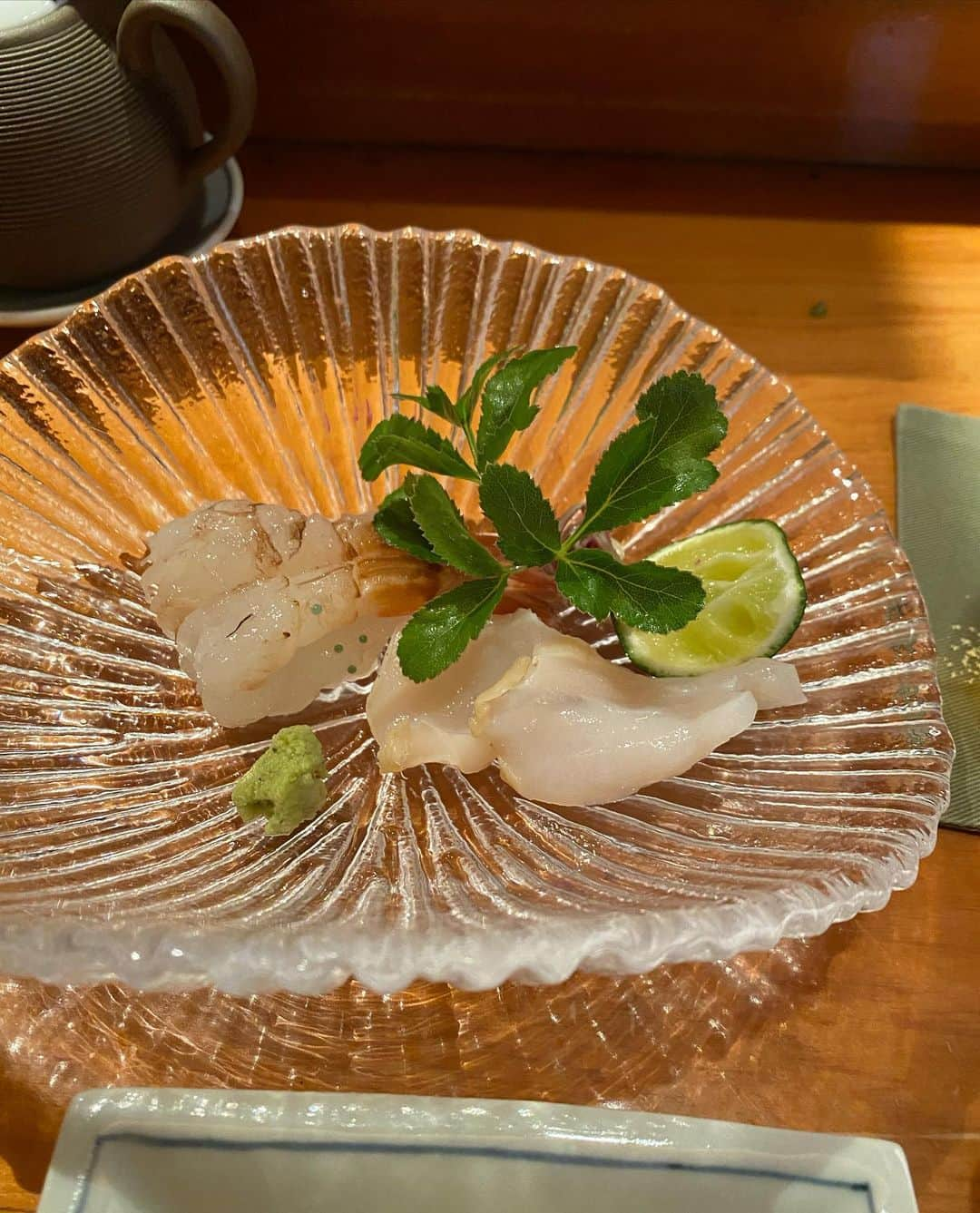 市原彩花さんのインスタグラム写真 - (市原彩花Instagram)「Otome Sushi in Kanazawa🍣  Kanazawa is a city where seafood and sake are delicious🍶 A lot of fish are sold at Omicho Market and it's fun🐟  金沢の乙女寿司へ🍣 いろんな方からオススメしてもらってたお寿司屋さん🥰  どれも美味しくて、特に#とり貝 (写真7枚目)が絶品で悶絶したよ🤣 のどぐろ(4.8枚目)はもちろん、初めて食べた#ガスエビ と#バイガイ (5枚目)、まんじゅう貝(6枚目)もやっばかった🥺✨  席に着くと大将から、「つまみから食べますか？すぐ握りますか？」と聞いて頂けて、つまみから頂いたよ☺️  予約は2か月前の月の最初の営業日の10時から電話で受付📞 うっかりしてて13時くらいにかけたら、なんとか17時〜18:30の短めの枠をゲット出来たよ🙆‍♀️ 次はゆっくりの時間でたくさんお代わりしたいな🤤🍣  翌日は#近江町市場 の#もりもり寿司 へ🥰 たくさんお寿司食べて#サンダーバード で大阪へ、そして関空を経て奄美大島なうです😚  #乙女寿司#otomesushi#金沢#石川県#kanazawa#ミシュラン2つ星#michelin2stars#寿司#お寿司#お寿司大好き#sushi#sushilovers#sushiporn#japanfood#国内旅行#japantravel#japantrip」5月17日 21時08分 - ayaka_ichihara