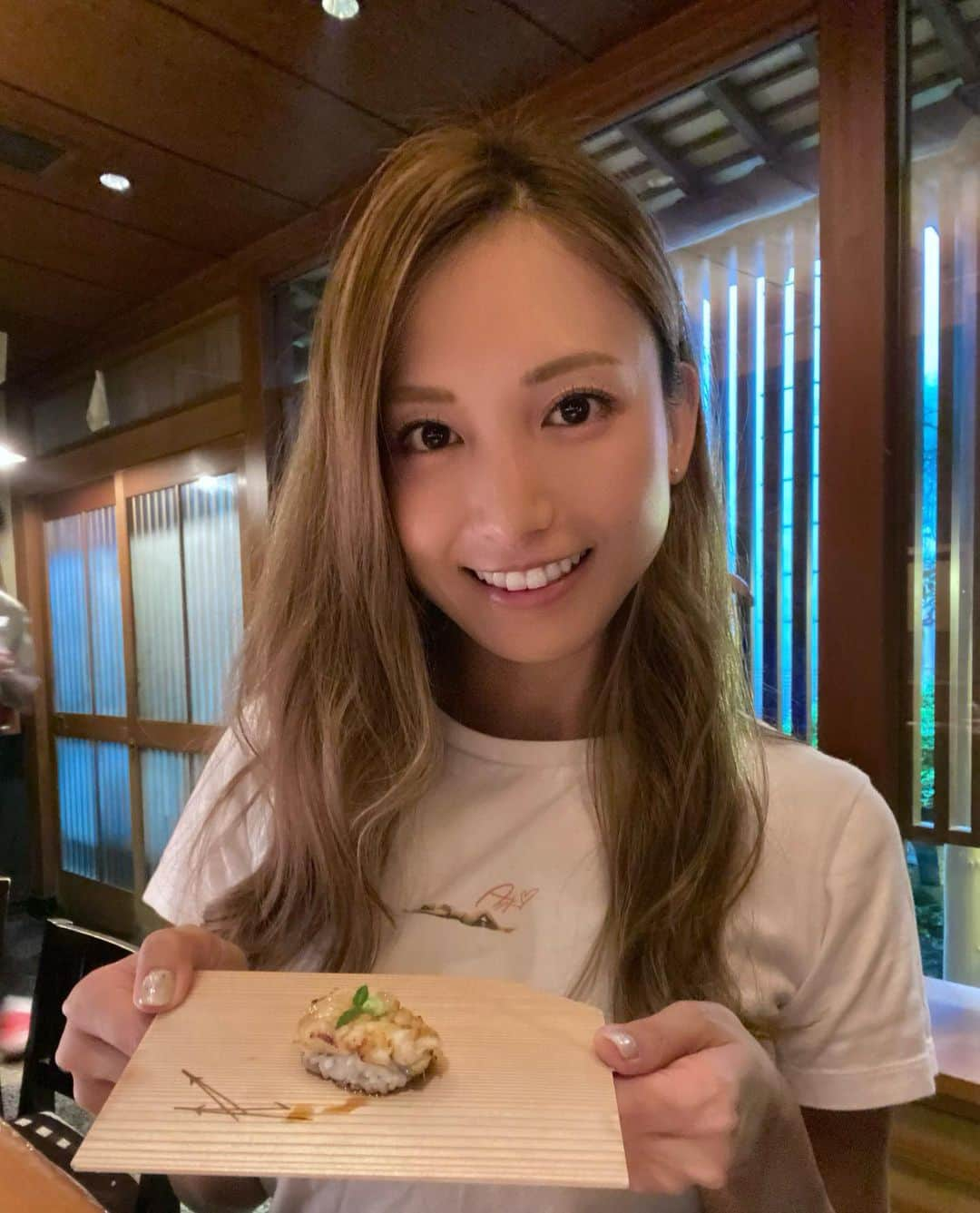 市原彩花さんのインスタグラム写真 - (市原彩花Instagram)「Otome Sushi in Kanazawa🍣  Kanazawa is a city where seafood and sake are delicious🍶 A lot of fish are sold at Omicho Market and it's fun🐟  金沢の乙女寿司へ🍣 いろんな方からオススメしてもらってたお寿司屋さん🥰  どれも美味しくて、特に#とり貝 (写真7枚目)が絶品で悶絶したよ🤣 のどぐろ(4.8枚目)はもちろん、初めて食べた#ガスエビ と#バイガイ (5枚目)、まんじゅう貝(6枚目)もやっばかった🥺✨  席に着くと大将から、「つまみから食べますか？すぐ握りますか？」と聞いて頂けて、つまみから頂いたよ☺️  予約は2か月前の月の最初の営業日の10時から電話で受付📞 うっかりしてて13時くらいにかけたら、なんとか17時〜18:30の短めの枠をゲット出来たよ🙆‍♀️ 次はゆっくりの時間でたくさんお代わりしたいな🤤🍣  翌日は#近江町市場 の#もりもり寿司 へ🥰 たくさんお寿司食べて#サンダーバード で大阪へ、そして関空を経て奄美大島なうです😚  #乙女寿司#otomesushi#金沢#石川県#kanazawa#ミシュラン2つ星#michelin2stars#寿司#お寿司#お寿司大好き#sushi#sushilovers#sushiporn#japanfood#国内旅行#japantravel#japantrip」5月17日 21時08分 - ayaka_ichihara