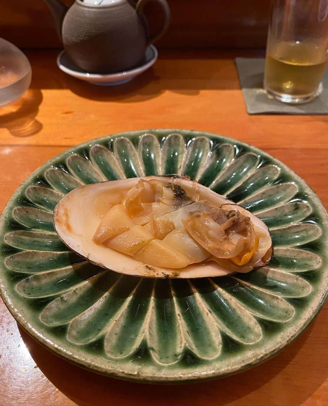 市原彩花さんのインスタグラム写真 - (市原彩花Instagram)「Otome Sushi in Kanazawa🍣  Kanazawa is a city where seafood and sake are delicious🍶 A lot of fish are sold at Omicho Market and it's fun🐟  金沢の乙女寿司へ🍣 いろんな方からオススメしてもらってたお寿司屋さん🥰  どれも美味しくて、特に#とり貝 (写真7枚目)が絶品で悶絶したよ🤣 のどぐろ(4.8枚目)はもちろん、初めて食べた#ガスエビ と#バイガイ (5枚目)、まんじゅう貝(6枚目)もやっばかった🥺✨  席に着くと大将から、「つまみから食べますか？すぐ握りますか？」と聞いて頂けて、つまみから頂いたよ☺️  予約は2か月前の月の最初の営業日の10時から電話で受付📞 うっかりしてて13時くらいにかけたら、なんとか17時〜18:30の短めの枠をゲット出来たよ🙆‍♀️ 次はゆっくりの時間でたくさんお代わりしたいな🤤🍣  翌日は#近江町市場 の#もりもり寿司 へ🥰 たくさんお寿司食べて#サンダーバード で大阪へ、そして関空を経て奄美大島なうです😚  #乙女寿司#otomesushi#金沢#石川県#kanazawa#ミシュラン2つ星#michelin2stars#寿司#お寿司#お寿司大好き#sushi#sushilovers#sushiporn#japanfood#国内旅行#japantravel#japantrip」5月17日 21時08分 - ayaka_ichihara