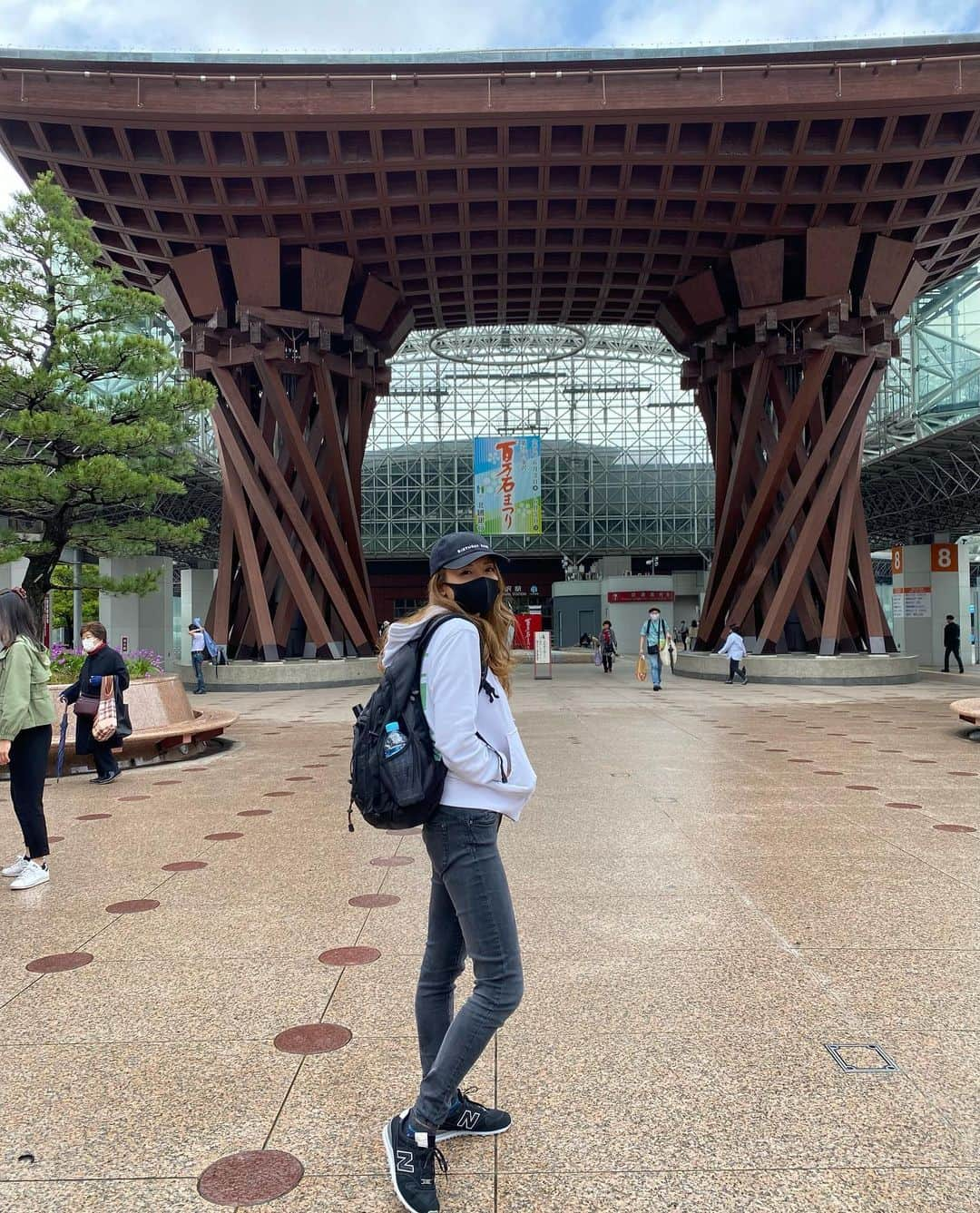 市原彩花さんのインスタグラム写真 - (市原彩花Instagram)「Otome Sushi in Kanazawa🍣  Kanazawa is a city where seafood and sake are delicious🍶 A lot of fish are sold at Omicho Market and it's fun🐟  金沢の乙女寿司へ🍣 いろんな方からオススメしてもらってたお寿司屋さん🥰  どれも美味しくて、特に#とり貝 (写真7枚目)が絶品で悶絶したよ🤣 のどぐろ(4.8枚目)はもちろん、初めて食べた#ガスエビ と#バイガイ (5枚目)、まんじゅう貝(6枚目)もやっばかった🥺✨  席に着くと大将から、「つまみから食べますか？すぐ握りますか？」と聞いて頂けて、つまみから頂いたよ☺️  予約は2か月前の月の最初の営業日の10時から電話で受付📞 うっかりしてて13時くらいにかけたら、なんとか17時〜18:30の短めの枠をゲット出来たよ🙆‍♀️ 次はゆっくりの時間でたくさんお代わりしたいな🤤🍣  翌日は#近江町市場 の#もりもり寿司 へ🥰 たくさんお寿司食べて#サンダーバード で大阪へ、そして関空を経て奄美大島なうです😚  #乙女寿司#otomesushi#金沢#石川県#kanazawa#ミシュラン2つ星#michelin2stars#寿司#お寿司#お寿司大好き#sushi#sushilovers#sushiporn#japanfood#国内旅行#japantravel#japantrip」5月17日 21時08分 - ayaka_ichihara