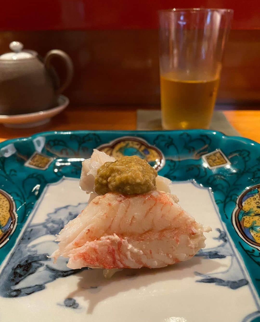 市原彩花さんのインスタグラム写真 - (市原彩花Instagram)「Otome Sushi in Kanazawa🍣  Kanazawa is a city where seafood and sake are delicious🍶 A lot of fish are sold at Omicho Market and it's fun🐟  金沢の乙女寿司へ🍣 いろんな方からオススメしてもらってたお寿司屋さん🥰  どれも美味しくて、特に#とり貝 (写真7枚目)が絶品で悶絶したよ🤣 のどぐろ(4.8枚目)はもちろん、初めて食べた#ガスエビ と#バイガイ (5枚目)、まんじゅう貝(6枚目)もやっばかった🥺✨  席に着くと大将から、「つまみから食べますか？すぐ握りますか？」と聞いて頂けて、つまみから頂いたよ☺️  予約は2か月前の月の最初の営業日の10時から電話で受付📞 うっかりしてて13時くらいにかけたら、なんとか17時〜18:30の短めの枠をゲット出来たよ🙆‍♀️ 次はゆっくりの時間でたくさんお代わりしたいな🤤🍣  翌日は#近江町市場 の#もりもり寿司 へ🥰 たくさんお寿司食べて#サンダーバード で大阪へ、そして関空を経て奄美大島なうです😚  #乙女寿司#otomesushi#金沢#石川県#kanazawa#ミシュラン2つ星#michelin2stars#寿司#お寿司#お寿司大好き#sushi#sushilovers#sushiporn#japanfood#国内旅行#japantravel#japantrip」5月17日 21時08分 - ayaka_ichihara